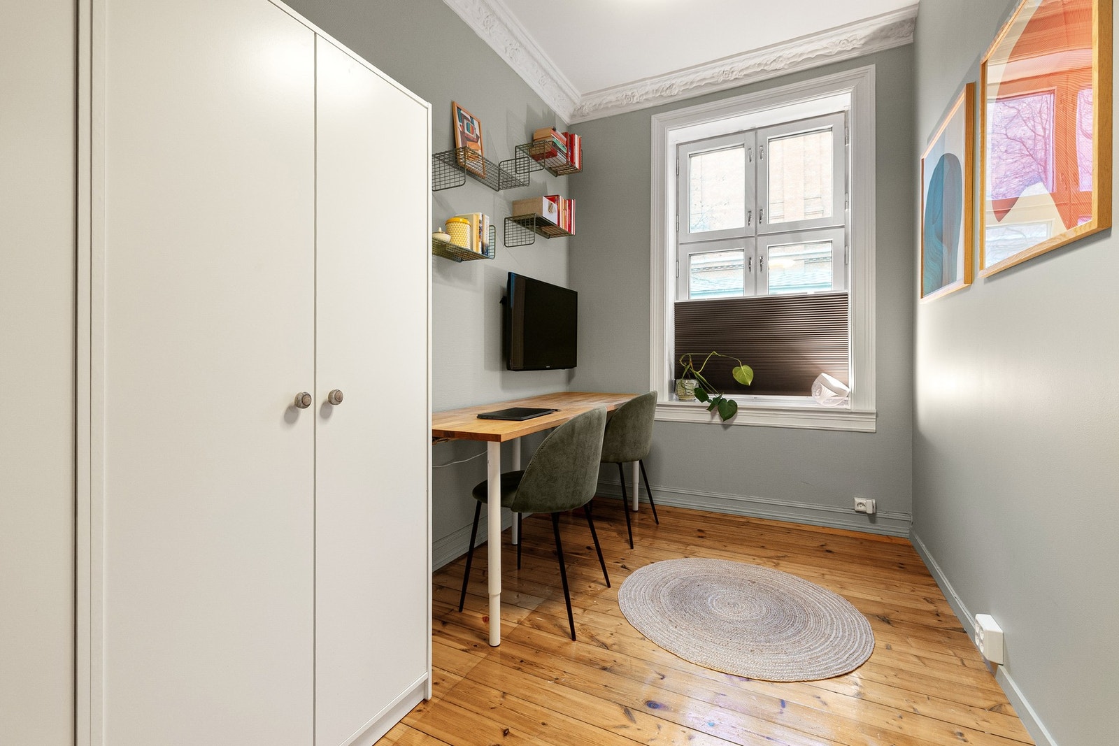 Det andre benyttes som hjemmekontor og har også gode oppbevaringsmuligheter. Galleribilde