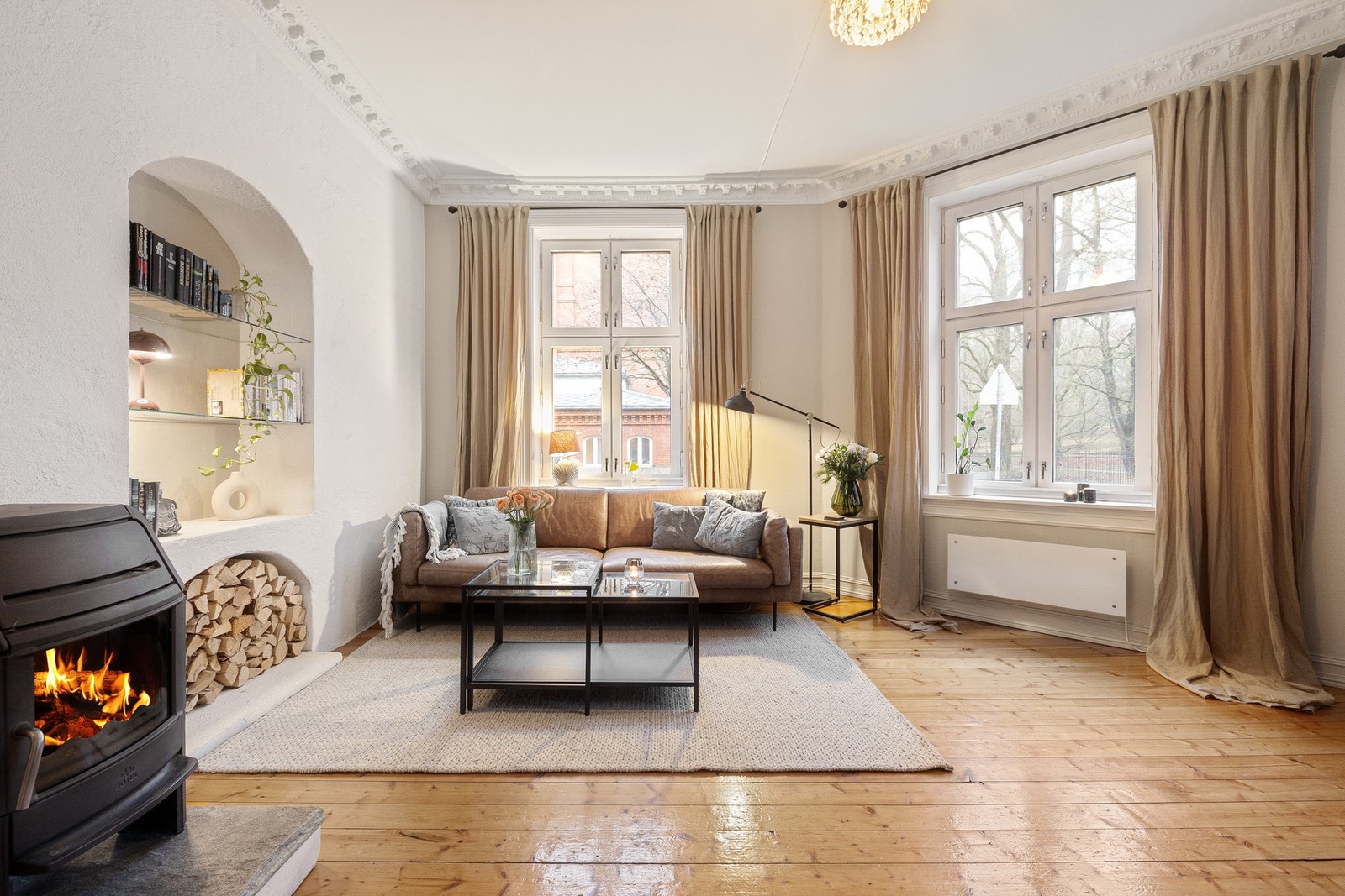 Stuen er romslig og innbydende, med store, høye vinduer som gir rikelig med naturlig lys. Galleribilde