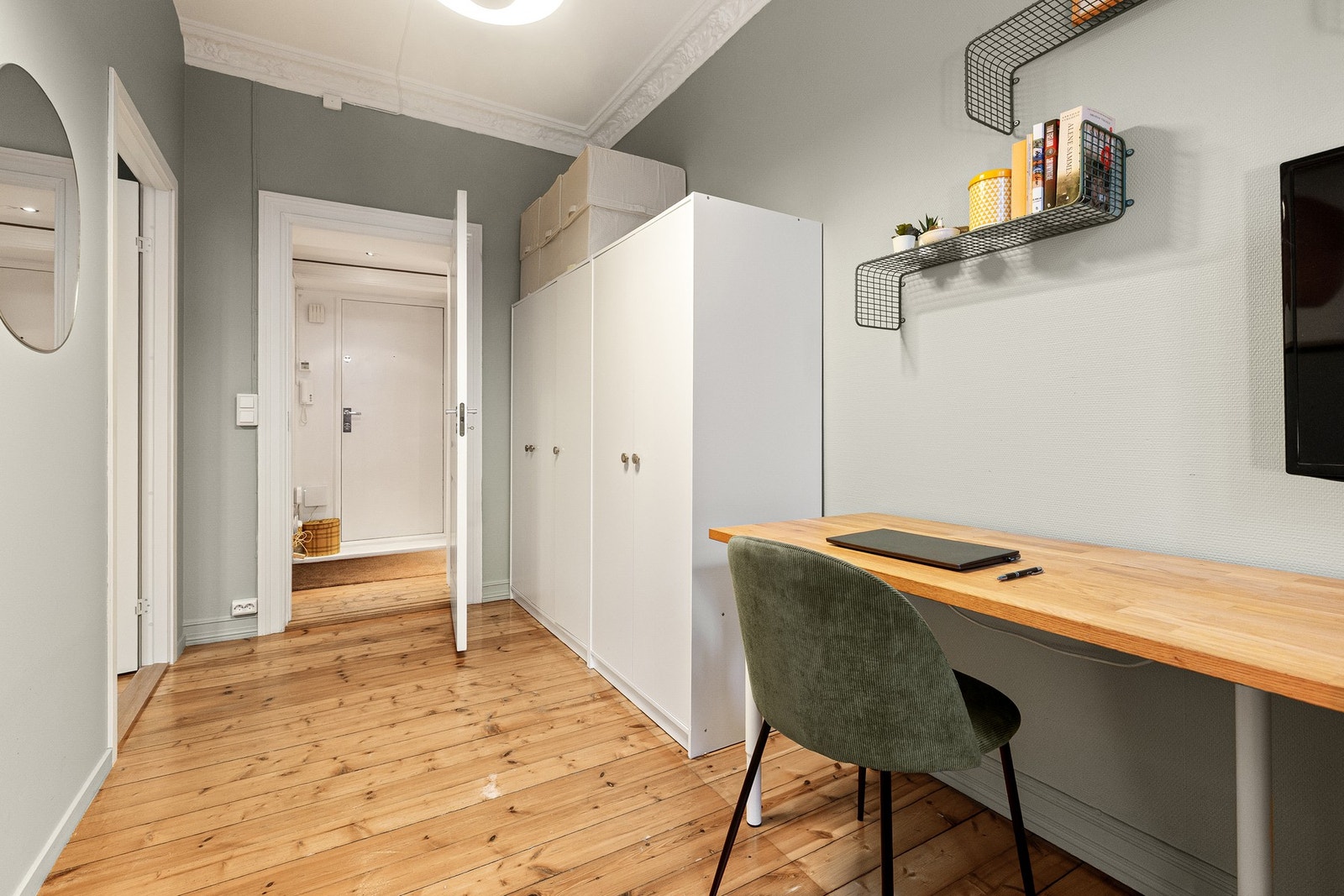 Begge rommene har store vinduer som slipper inn rikelig med naturlig lys. Galleribilde