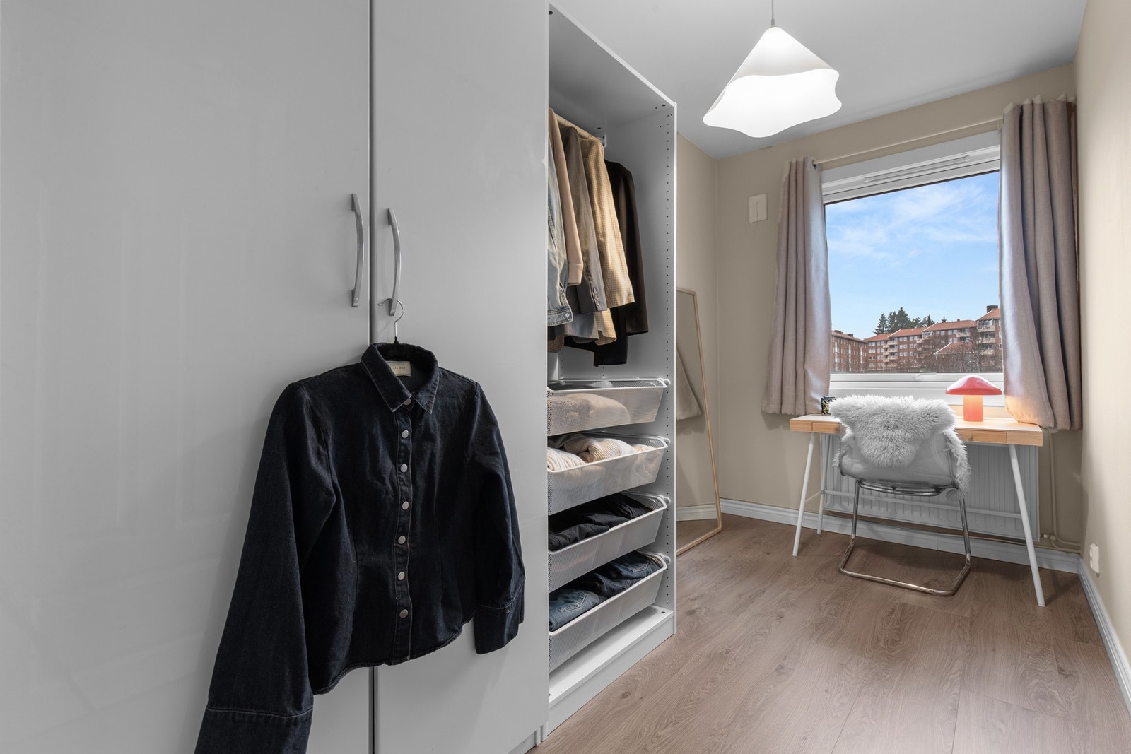 Allsidig rom innredet som walk-in-garderobe og hjemmekontor, med naturlig lys fra vindu og mulighet for alternativ romløsning. Galleribilde