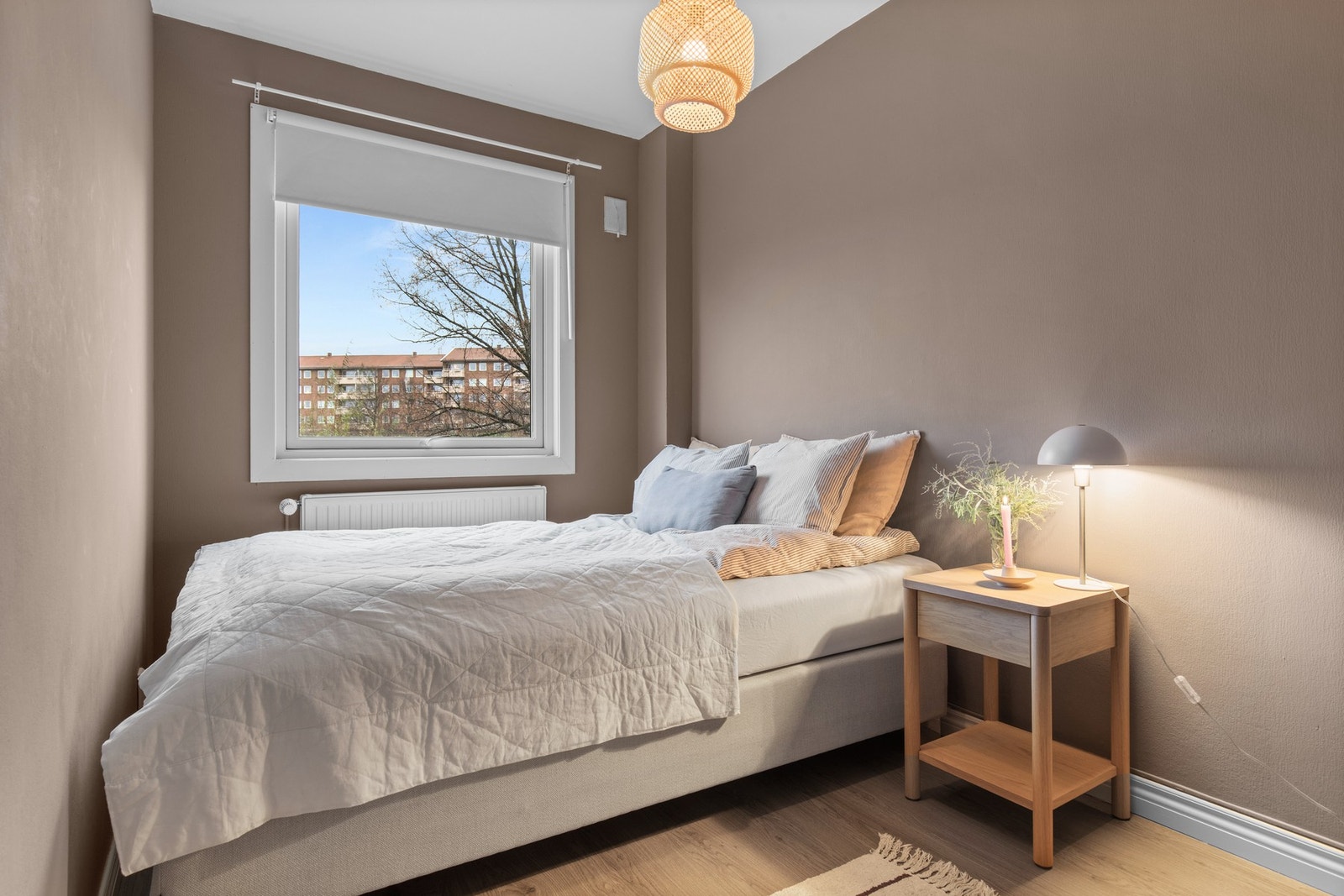 Trivelig soverom med plass til dobbeltseng, rolige fargetoner og naturlig lys fra vindu som skaper en behagelig atmosfære. Galleribilde