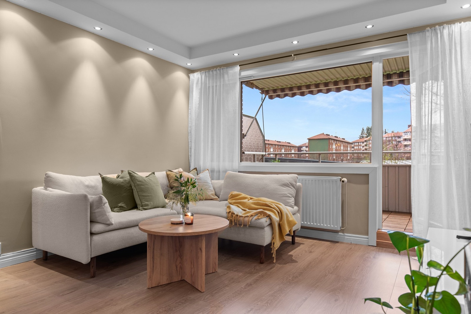 Trivelig stue med flott lysinnslipp og utsikt fra balkongen. Galleribilde