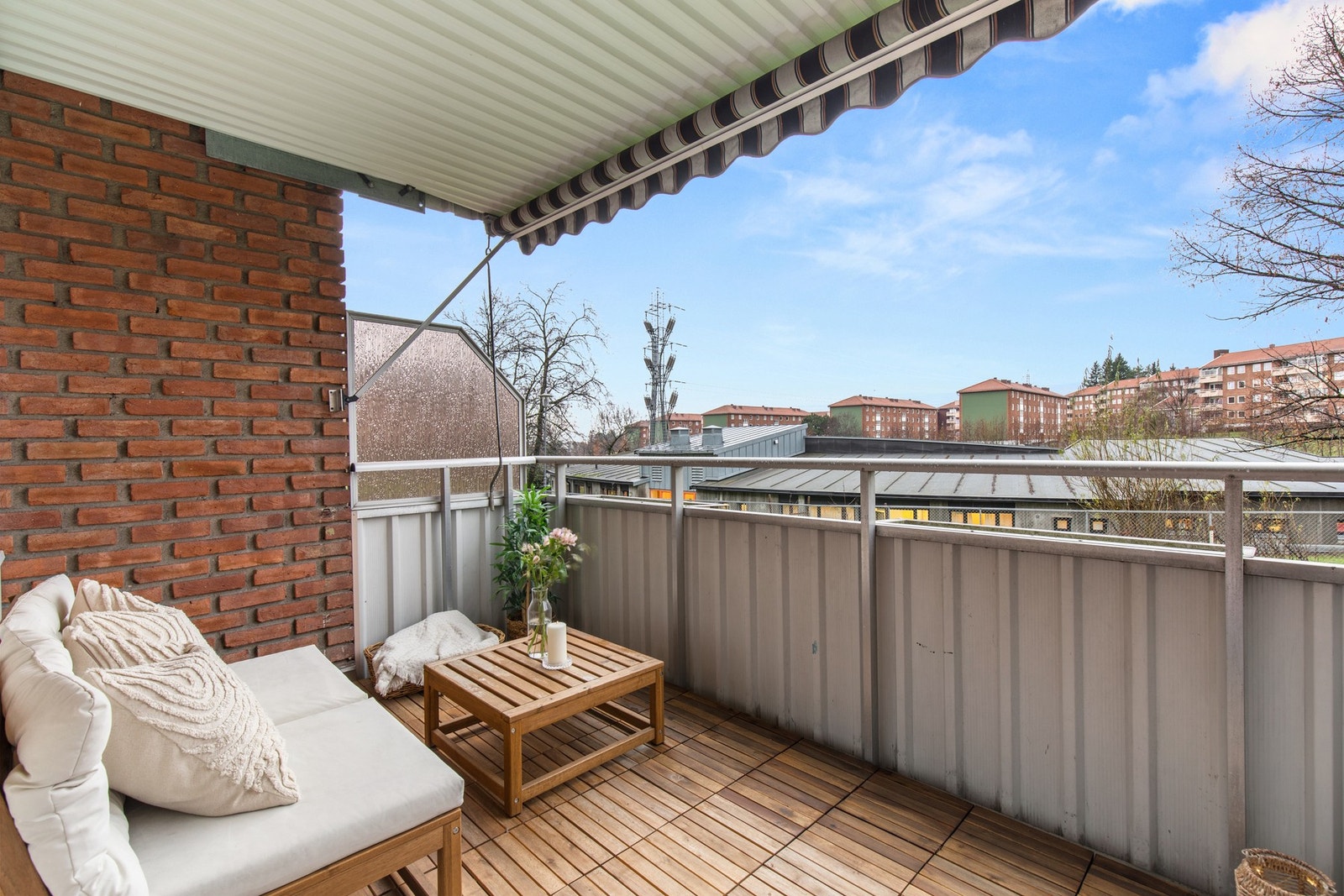 Balkong med lun atmosfære og god plass til sittegruppe - et perfekt uterom som kan benyttes store deler av året. Galleribilde
