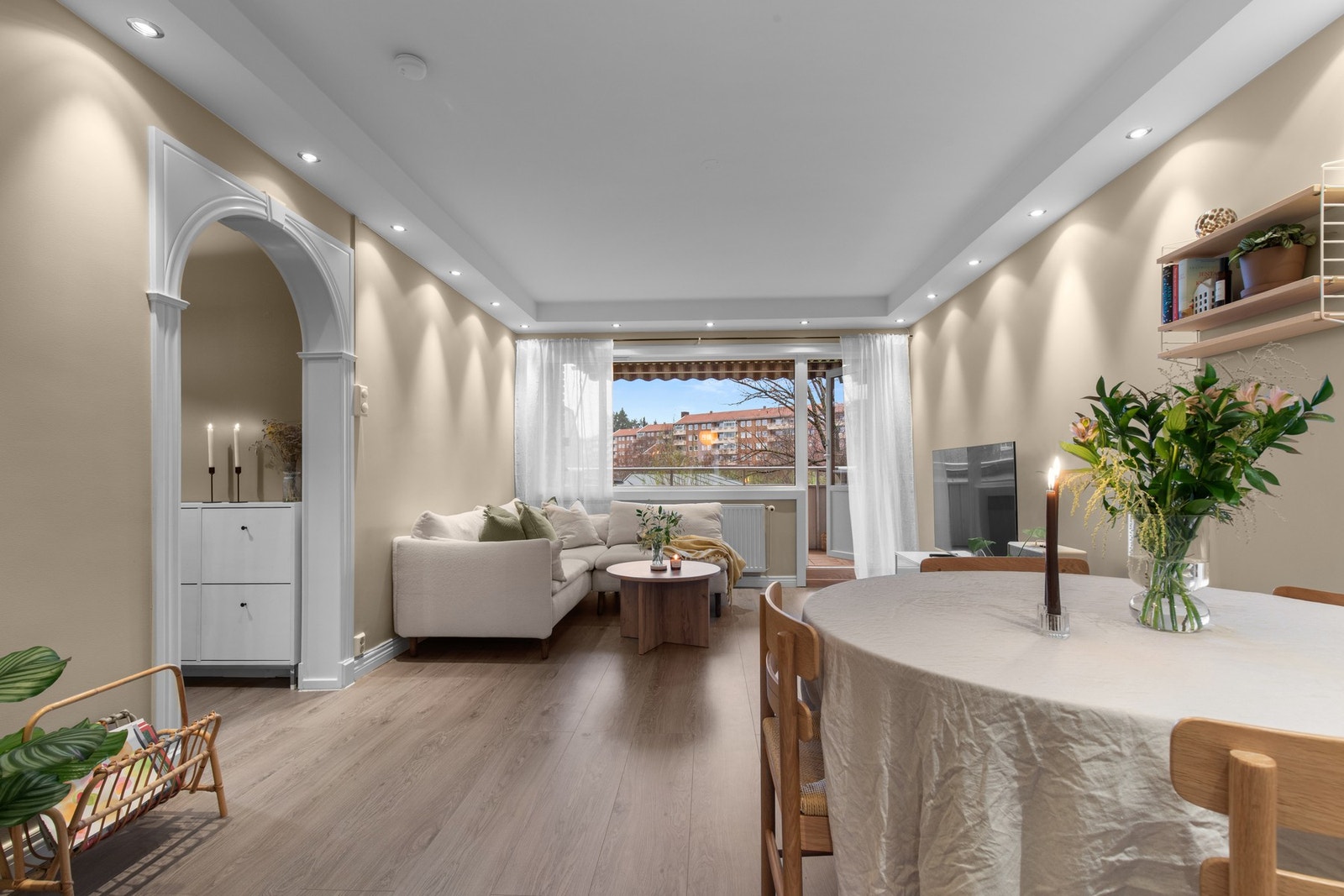 Moderne stue med god plass til både sofagruppe og TV-løsning. Galleribilde