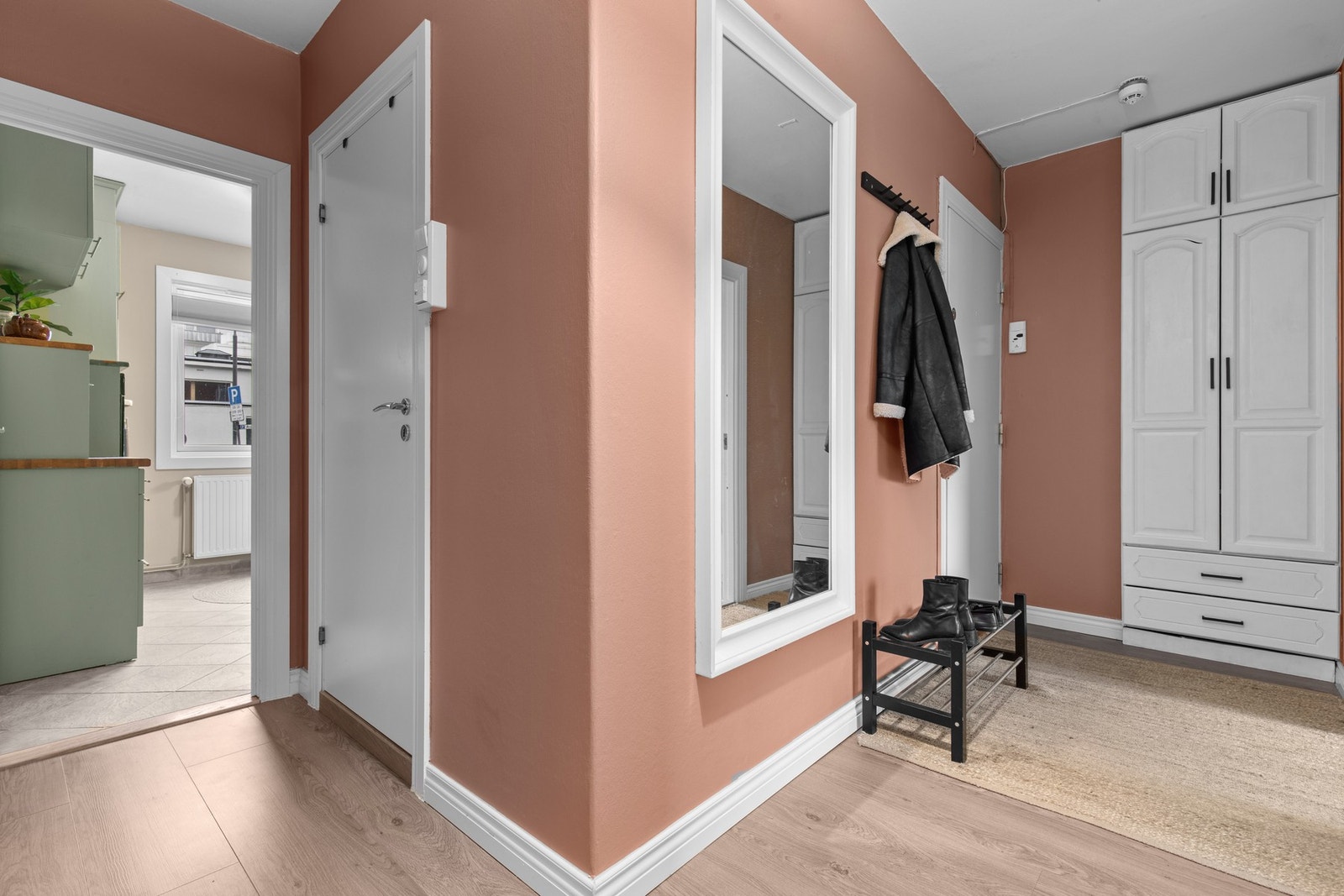 Innbydende entré med god plass til oppbevaring og praktisk adkomst til kjøkken og øvrige rom. Galleribilde
