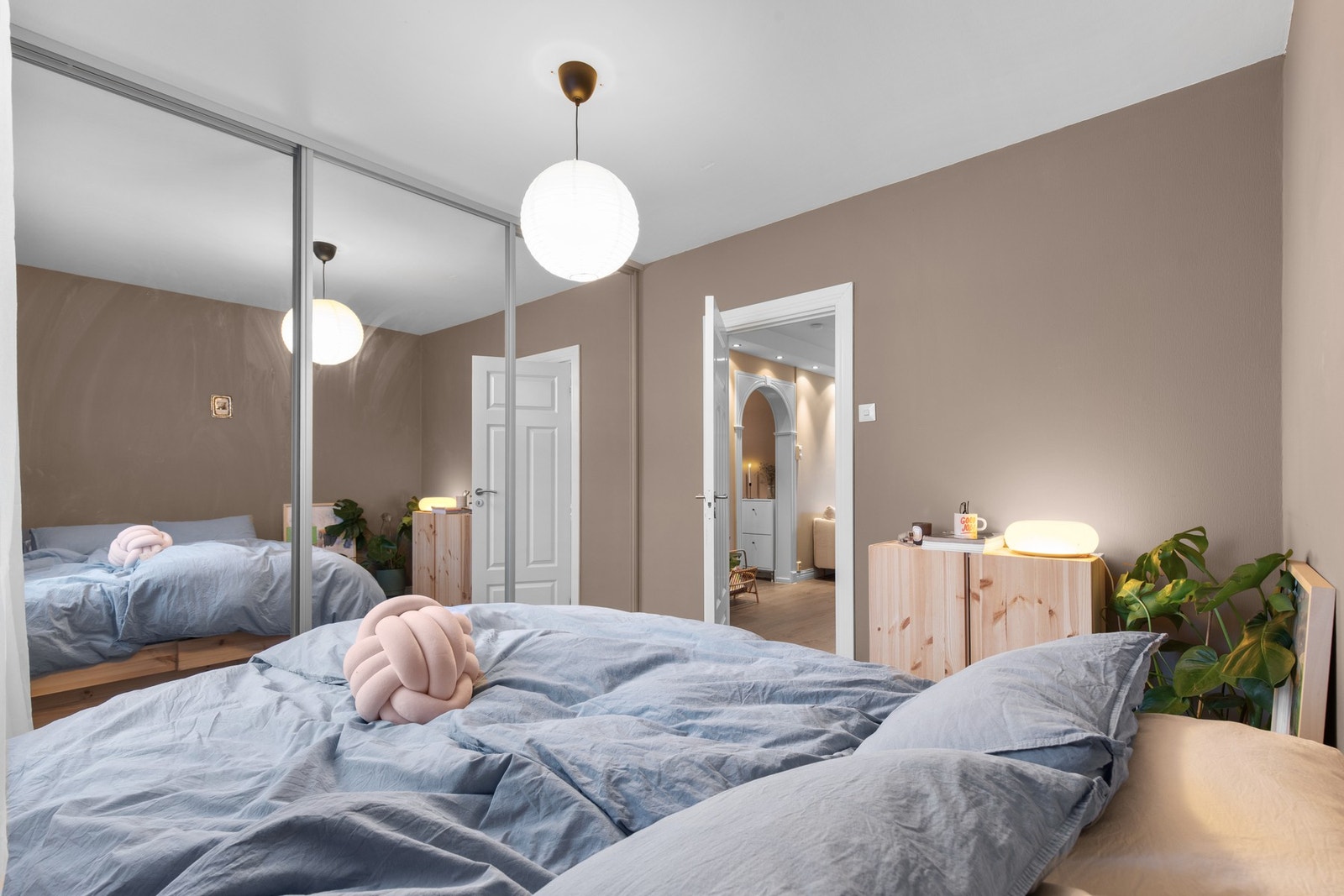 Soverom med skyvedørsgarderobe som gir rikelig med oppbevaringsplass og et ryddig uttrykk. Galleribilde