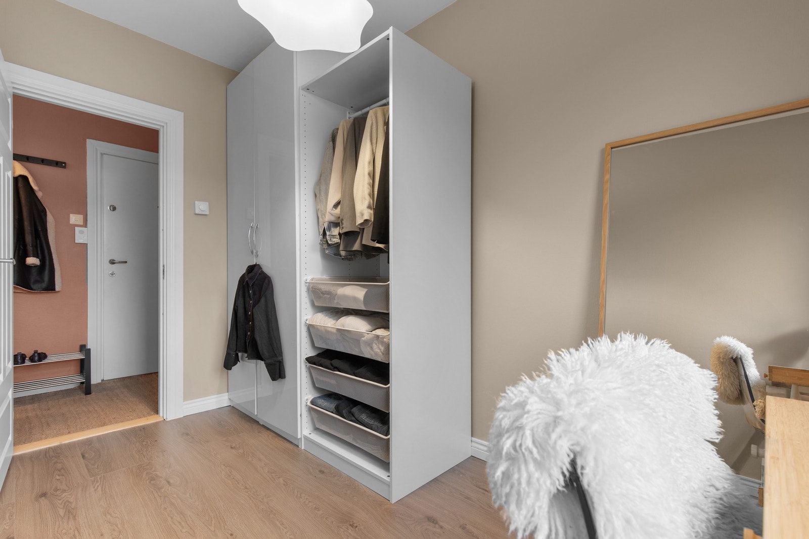 Rom som i dag benyttes som garderobe og arbeidsrom, med god plass til oppbevaring og fleksibel bruk etter behov. Galleribilde