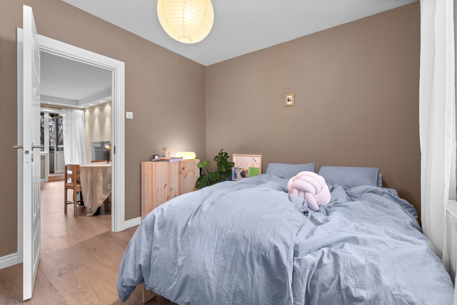 Romslig soverom med adkomst fra stuen og god plass til både seng og oppbevaring. Galleribilde