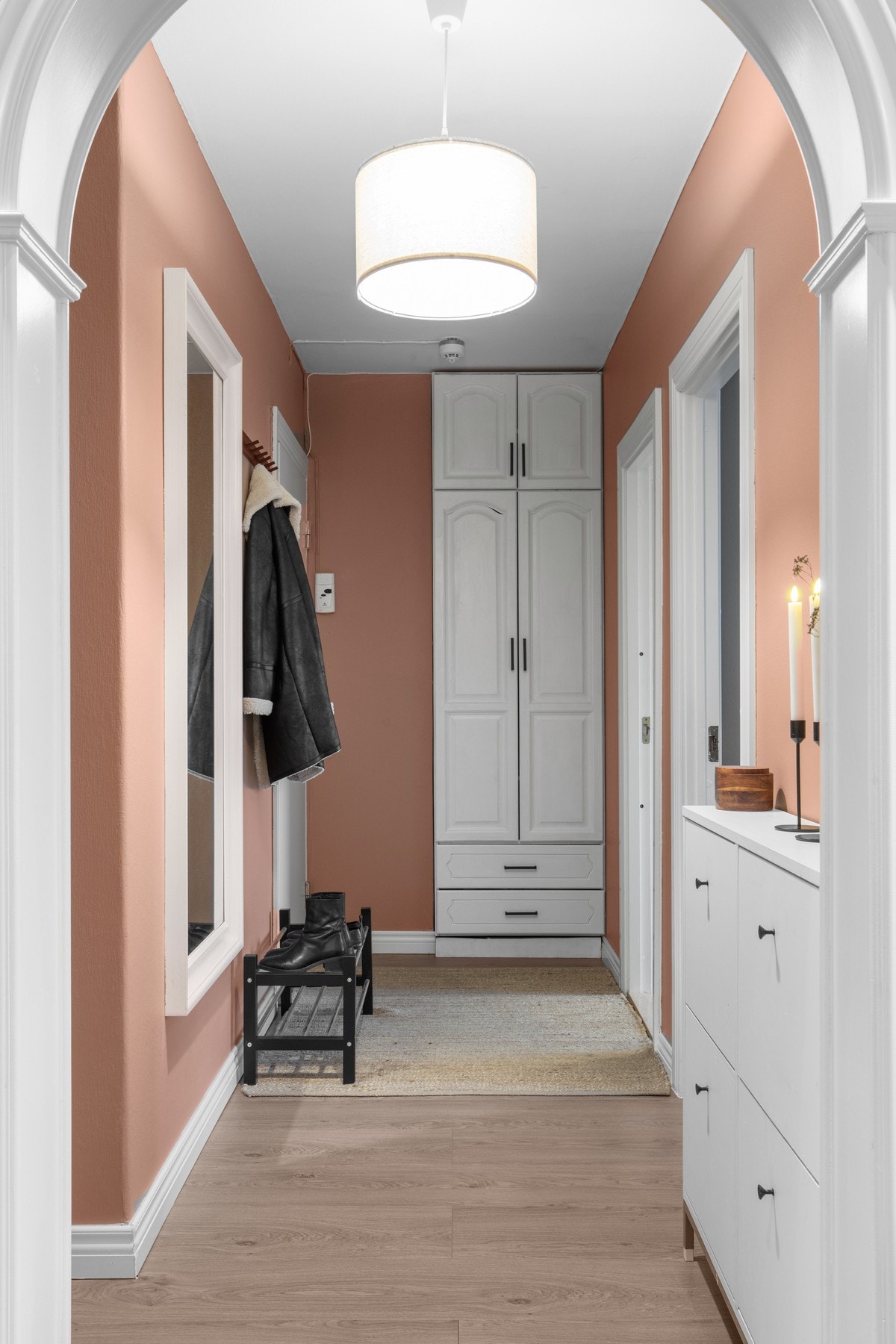 Trivelig entré med plassbygd garderobeløsning og ryddig oppsett for yttertøy og sko. Galleribilde