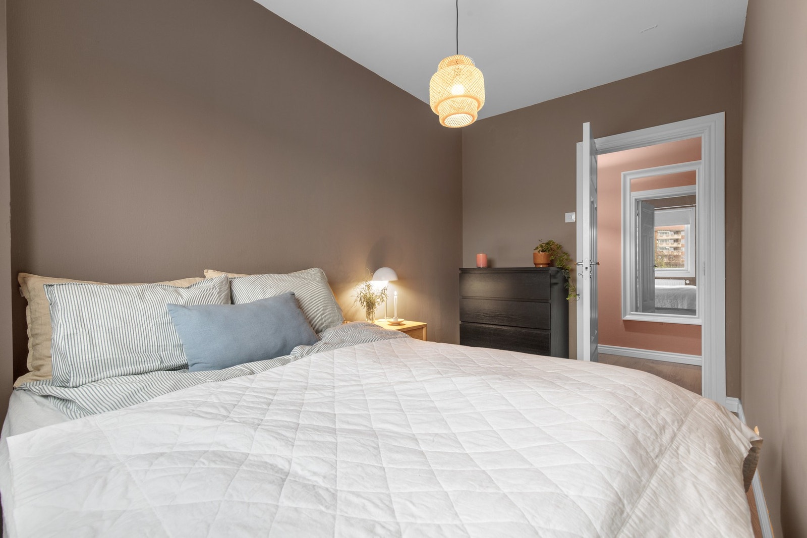 Romslig og innbydende soverom med god møbleringsplass, lun belysning og gjennomgående planløsning mot øvrige rom. Galleribilde