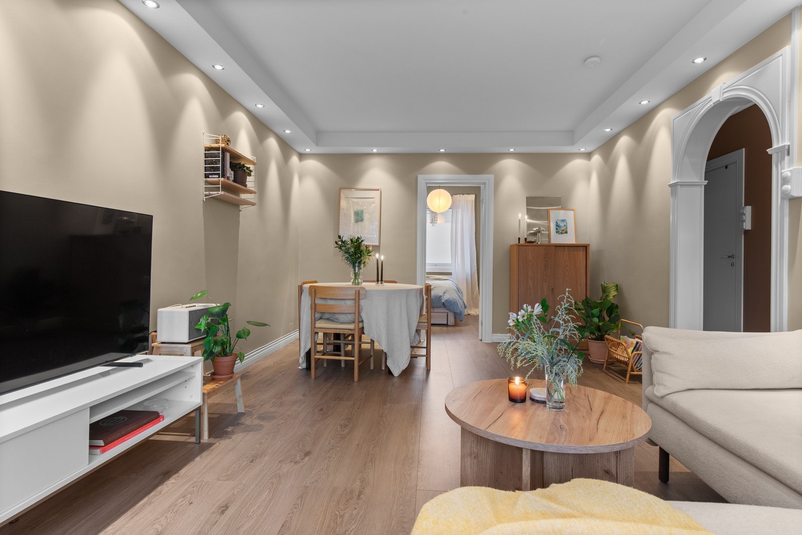 Innbydende stue med behagelige farger og praktisk planløsning. Galleribilde