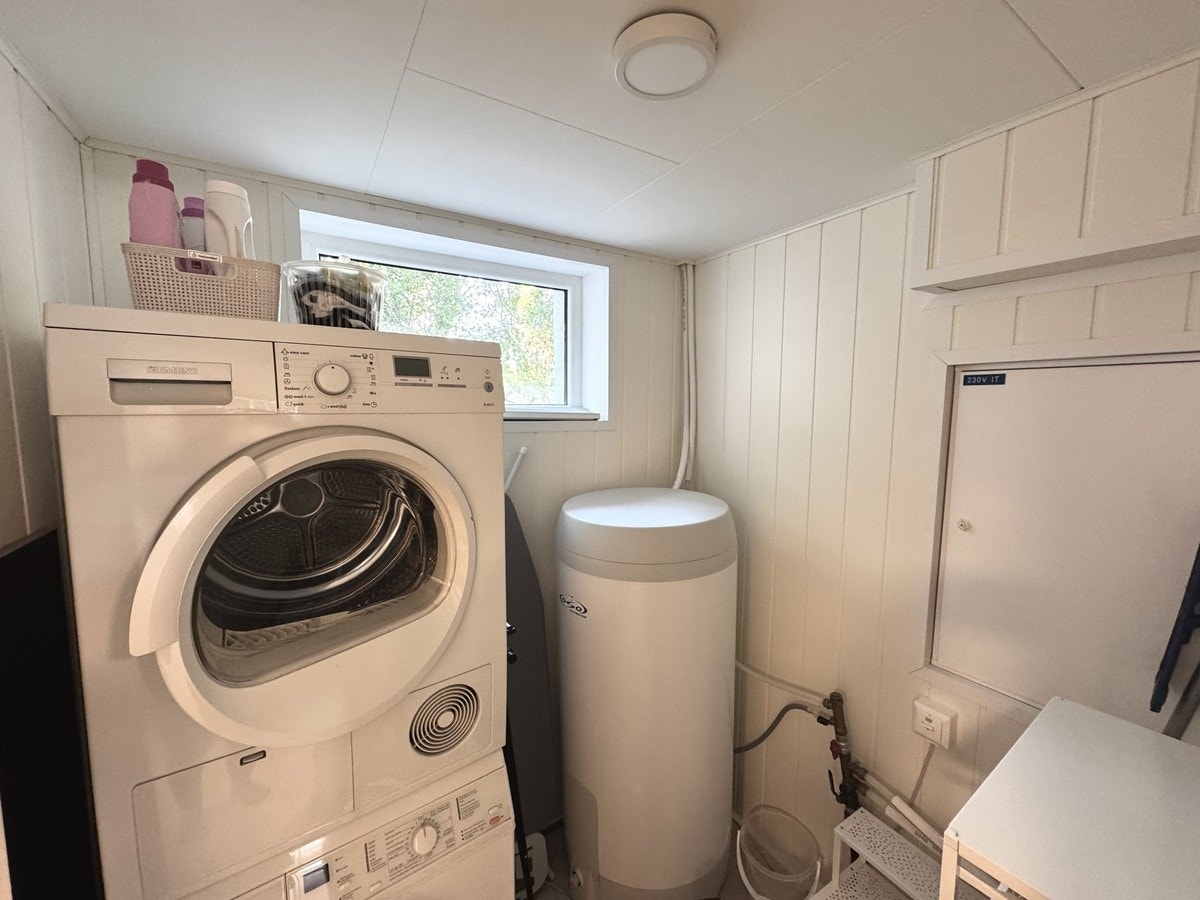 Vaskerom med vaskemaskin og tørketrommel. Galleribilde