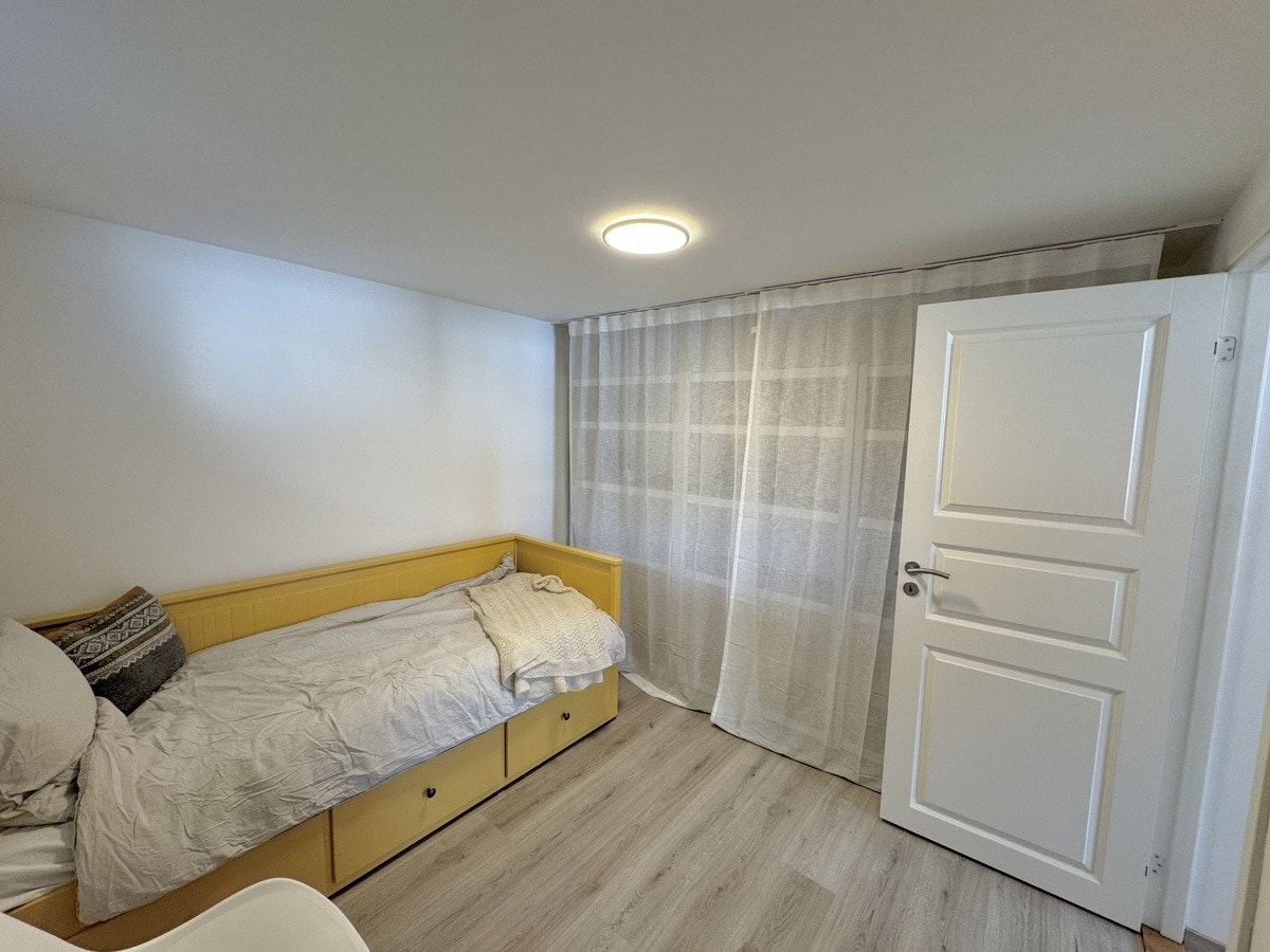 Soverom 2. Inkluderer seng som kan legges ut til 160cm i tillegg til god oppbevaringsplass. Kan også brukes til kontor. Galleribilde