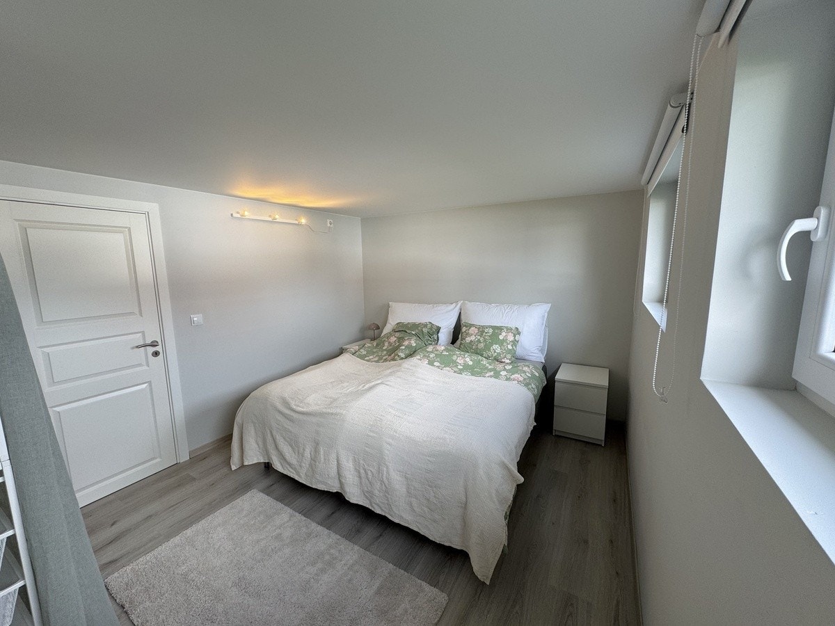 Hovedsoverom med to store vinduer og garderobe. Inkluderer 180cm seng. Galleribilde