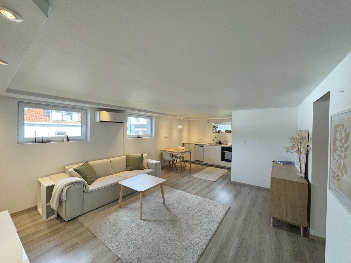 Lys og trivelig stue med åpen kjøkkenløsning Galleribilde