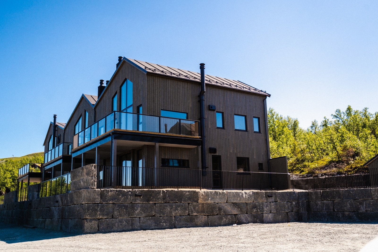 Legg merke til den utstrakte bruker av stein og glassrekkverk Galleribilde