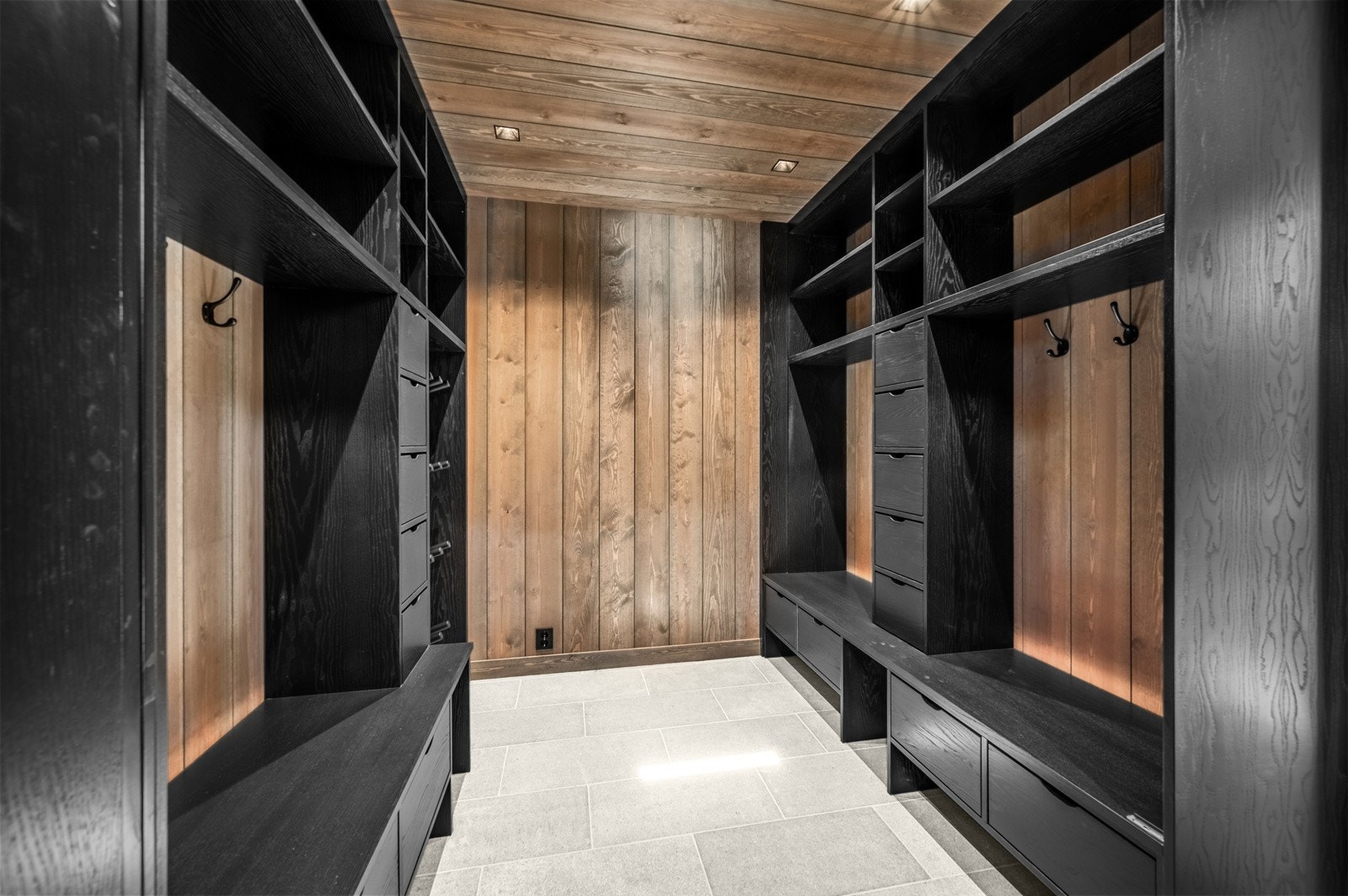 Perfekt walk-in for å holde orden i klær og utstyr i en aktiv hverdag Galleribilde