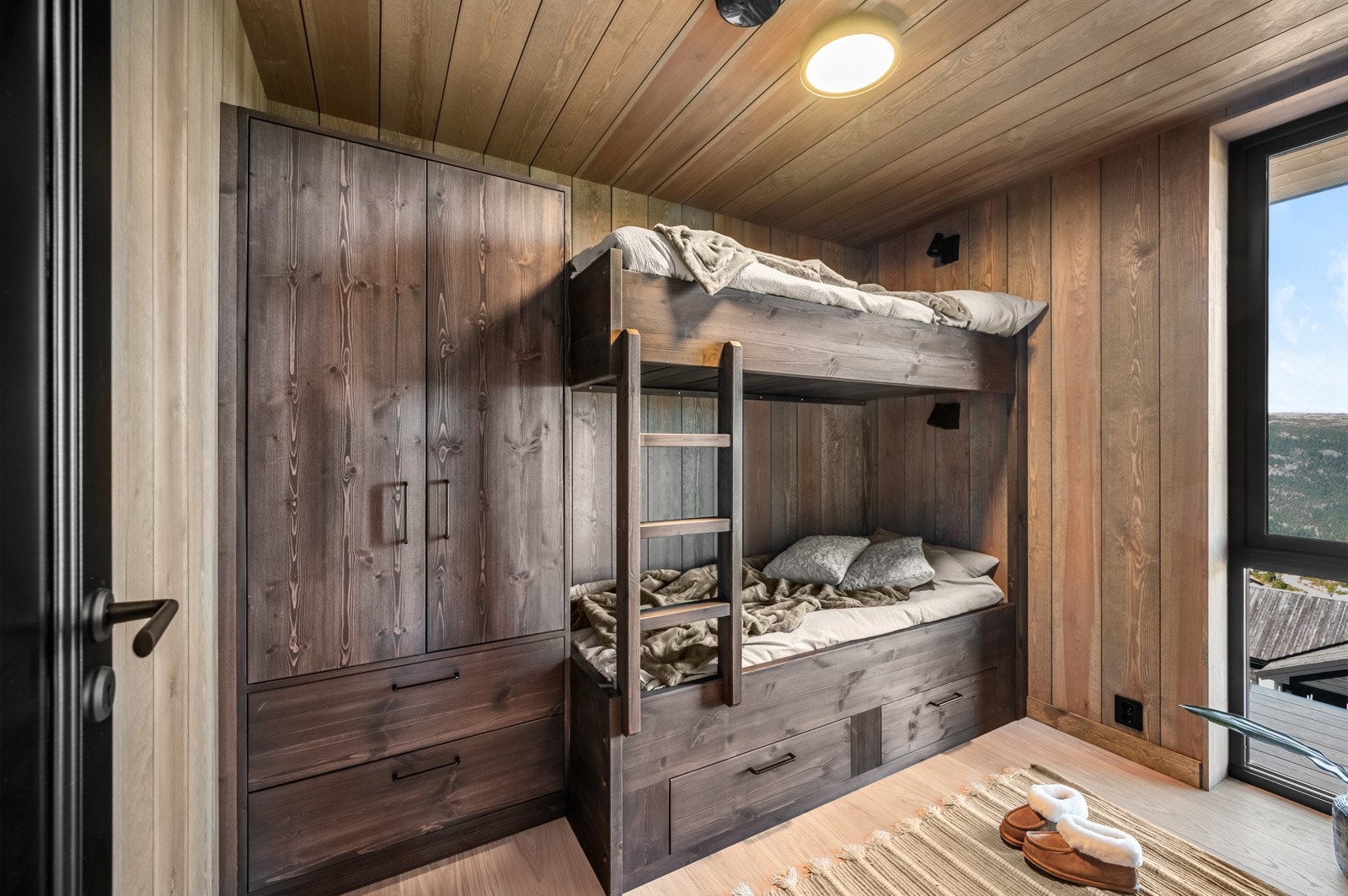 Ett av to soverom med køyeseng, her med integrert skap for god lagringsplass. Galleribilde