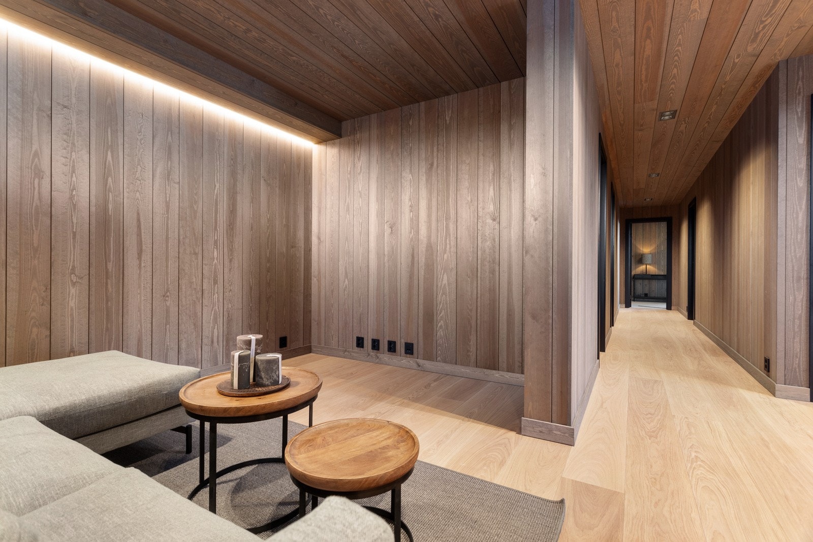 Praktisk sofahjørne med naturlig innhuk for etablering av for eksempel hjemmekino Galleribilde