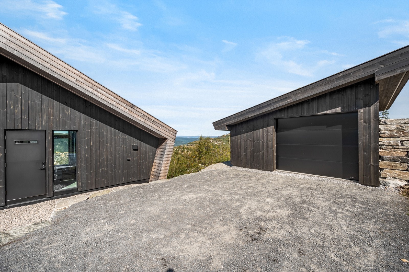 Garasjen ligger nært hytta og gjør parkering enkelt og trygt Galleribilde