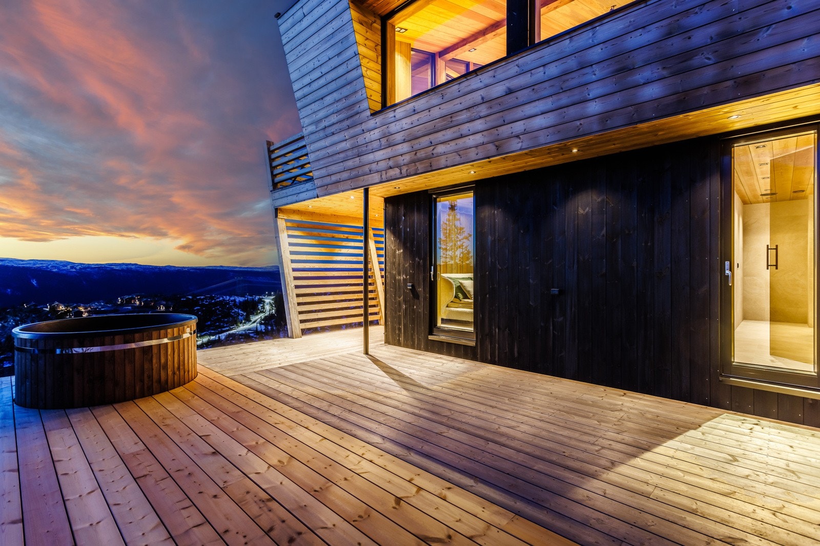 Romslig platting utenfor soverom og spa i underetasjen Galleribilde