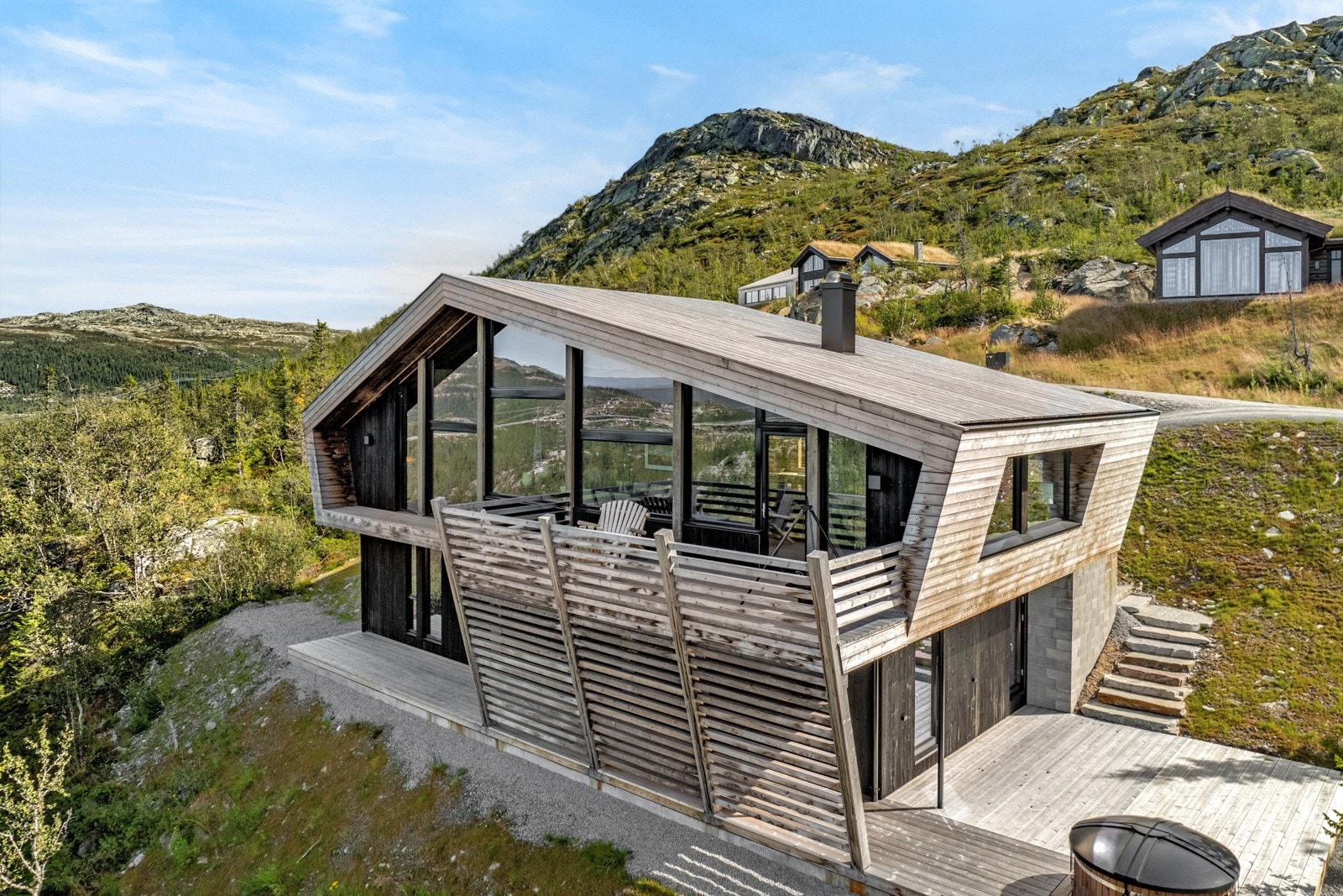 Stilren og robust hytte i naturskjønne omgivelser Galleribilde
