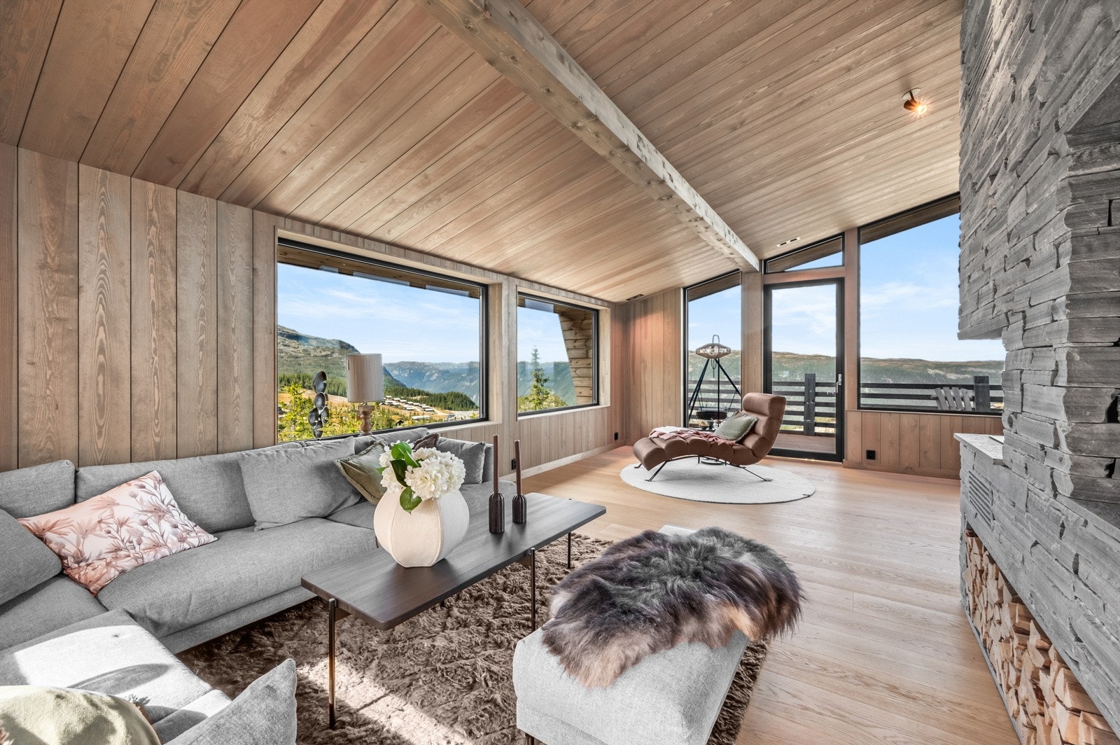 Stuen oppleves som luftig med god takhøyde Galleribilde