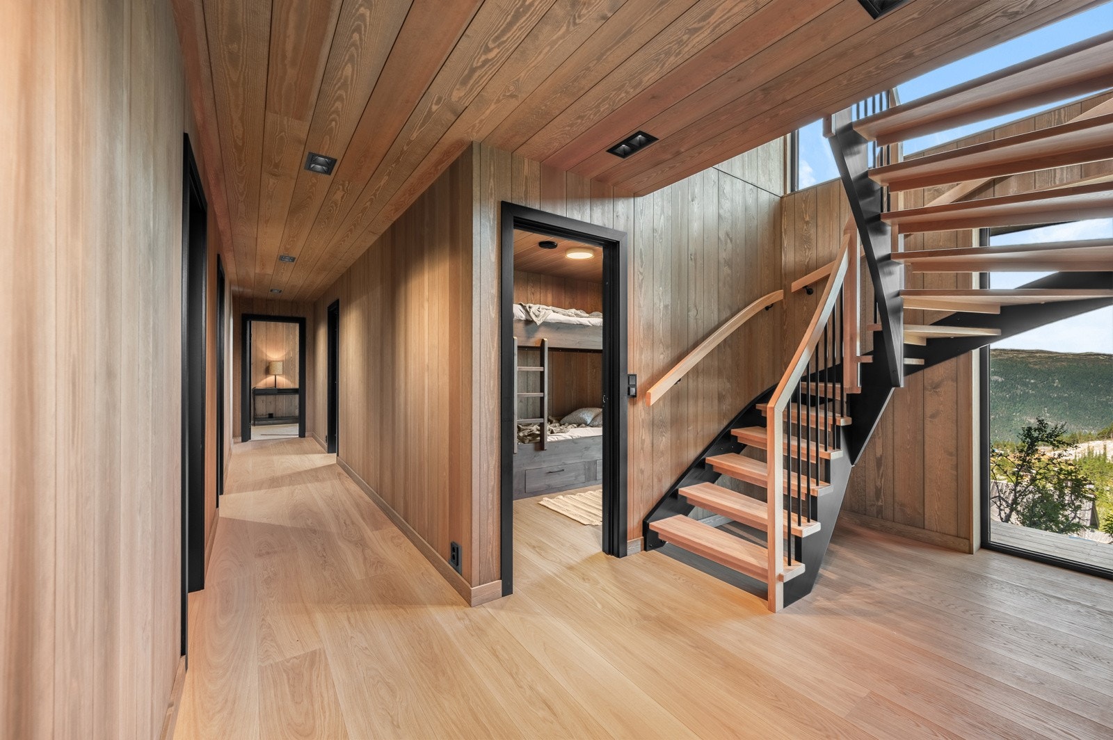 Enkel adkomst via trapp til hyttas underetasje Galleribilde