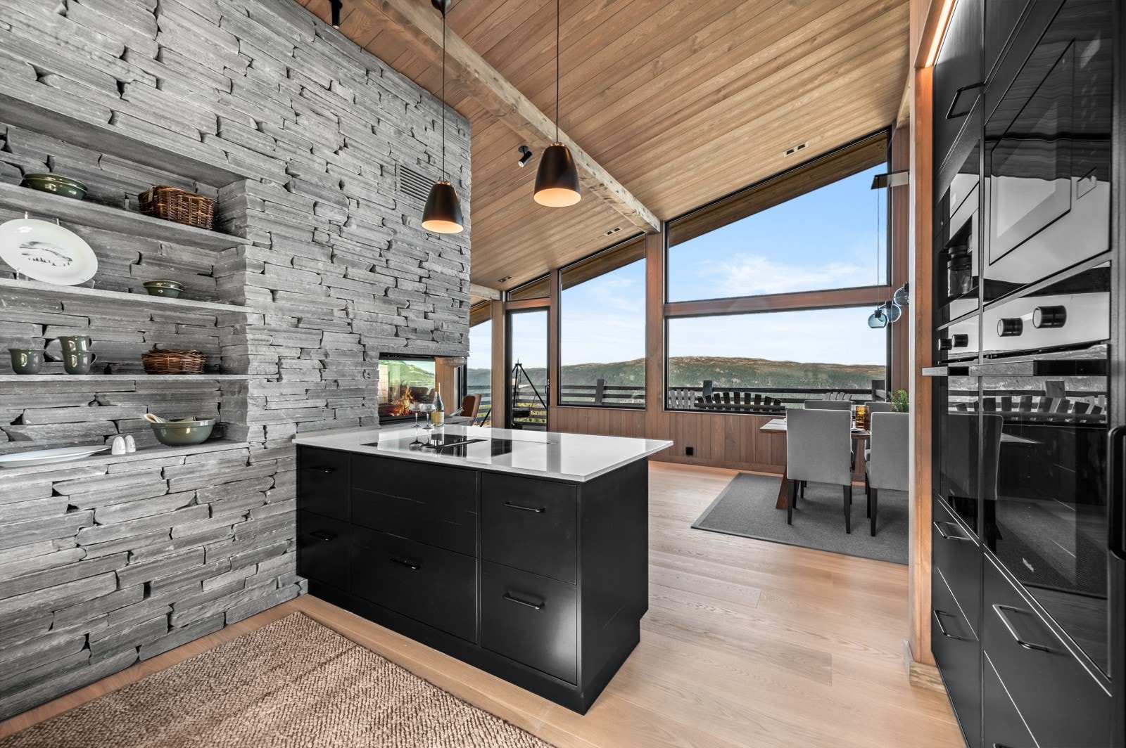 Også fra kjøkkenet kan den enestående utsikten nytes Galleribilde