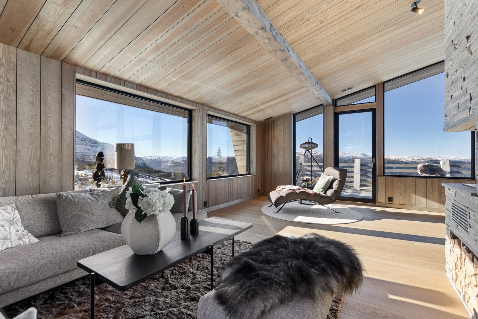 Gjennomgående lys og tidløse materialvalg Galleribilde