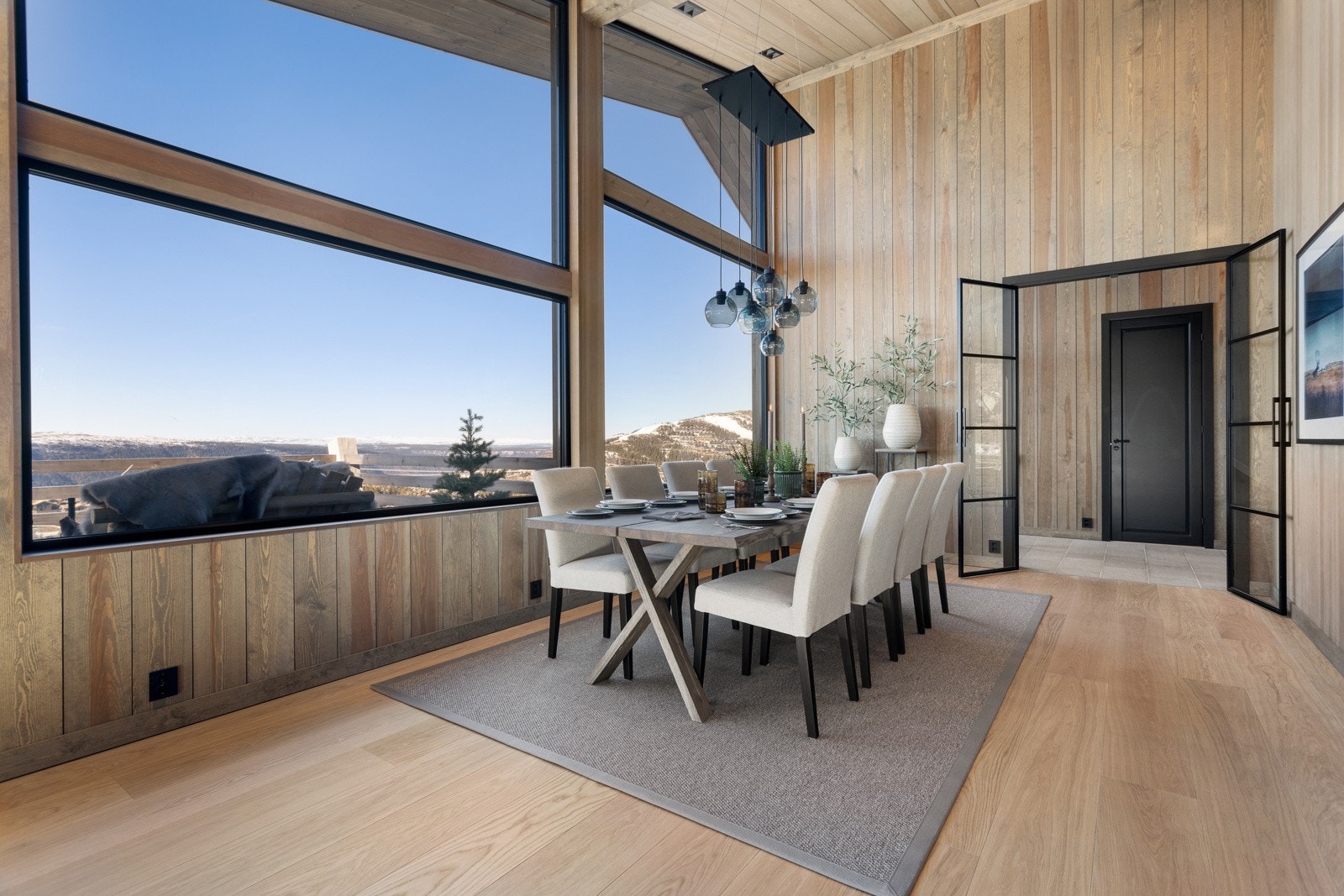 Romslig spisestue løsning med god plass til langbord, og videre tilkomst til hovedsoverommet Galleribilde