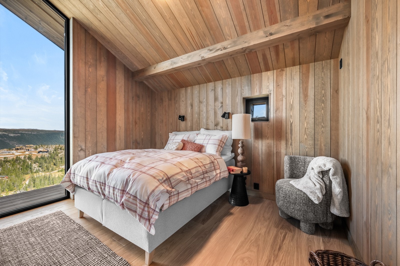 Hovedsoverommet er av god størrelse med plass til dobbeltseng og tilhørende møblement etter ønske og behov Galleribilde