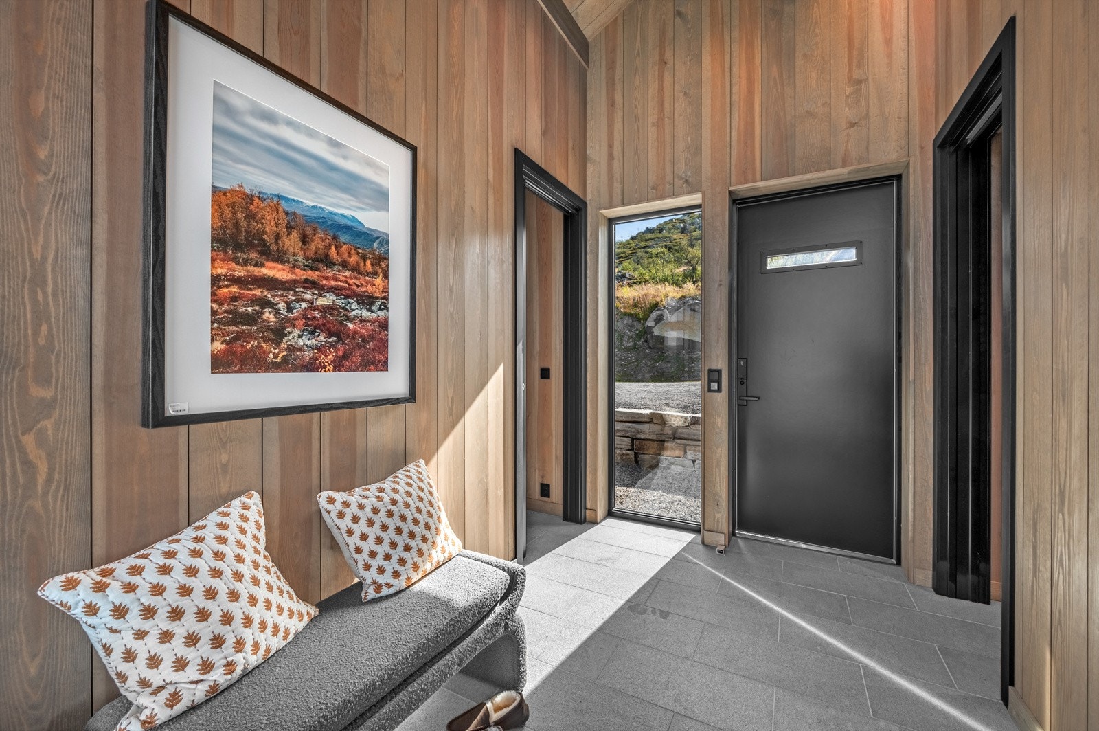 Romslig entré med naturlig lys som skaper en hyggelig velkomst Galleribilde