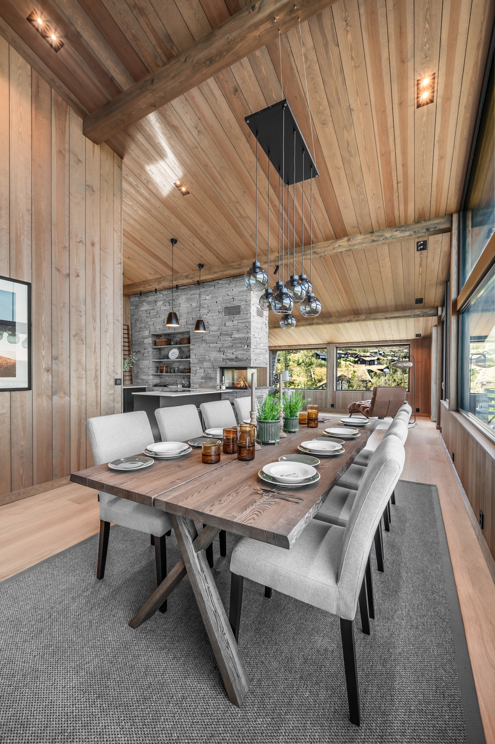 Fra stuen har du også tilgang til fritidseiendommens solrike balkong Galleribilde