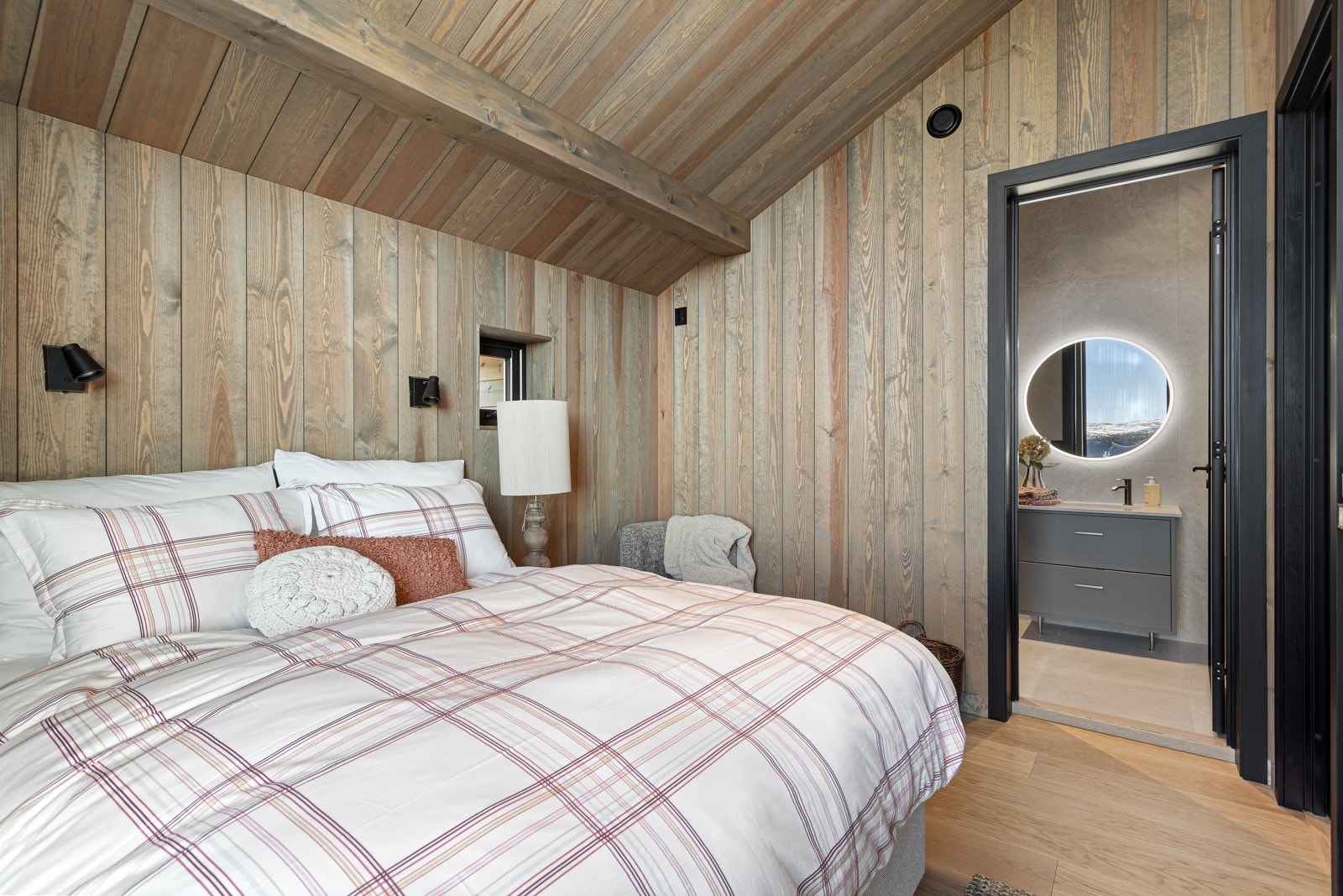 Videre har du også tilkoblet, privat baderom med dusj og WC Galleribilde