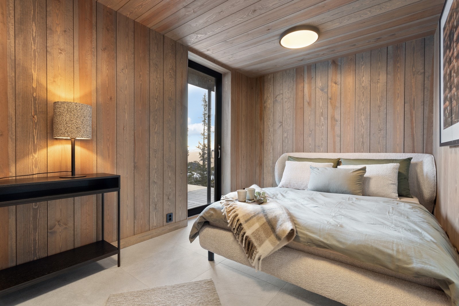 Romslig soverom som gir god plass til øvrig innredning Galleribilde