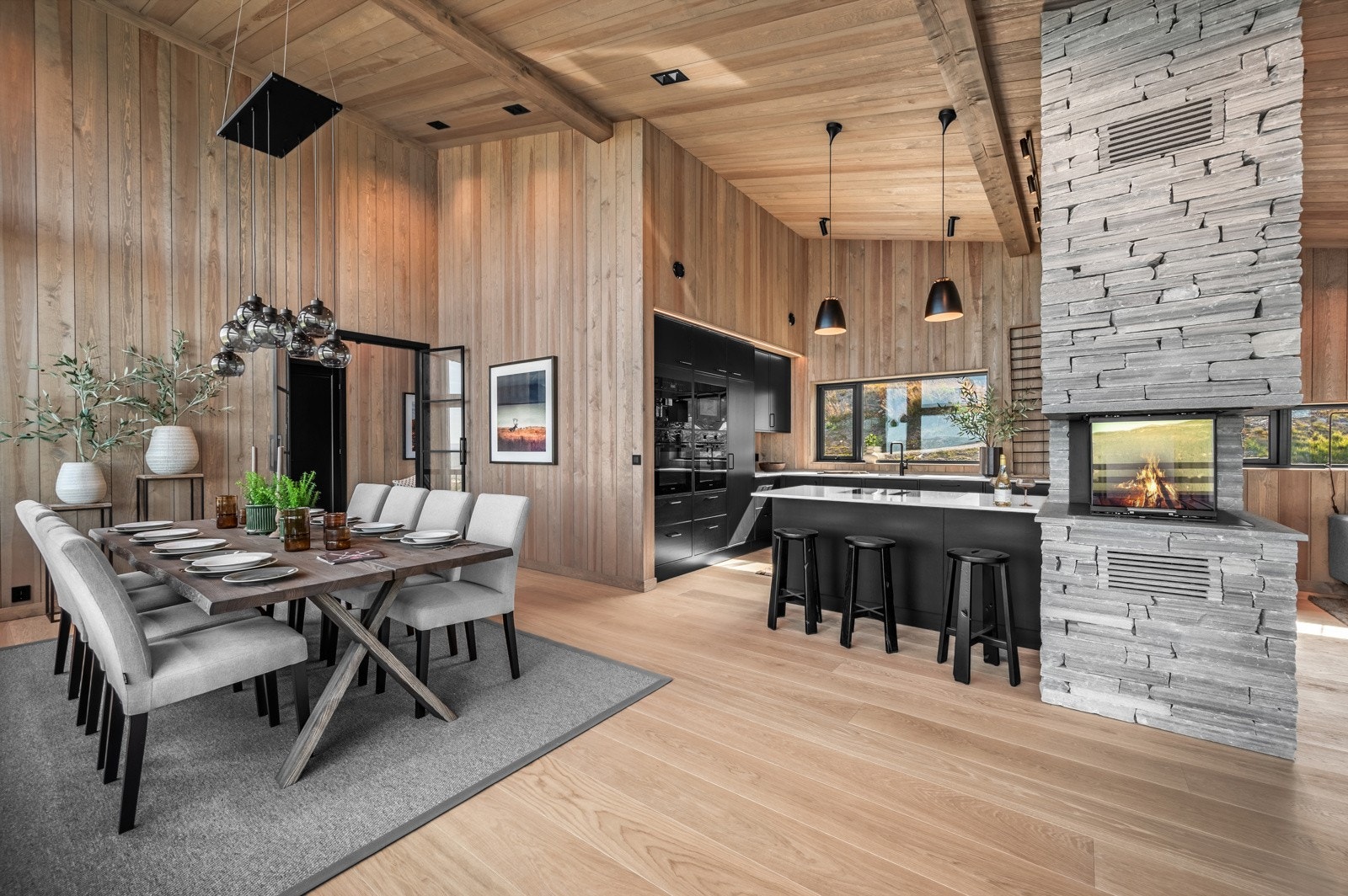 Fra stuen har du tilgang til hyttens flotte kjøkken i delvis åpen løsning Galleribilde