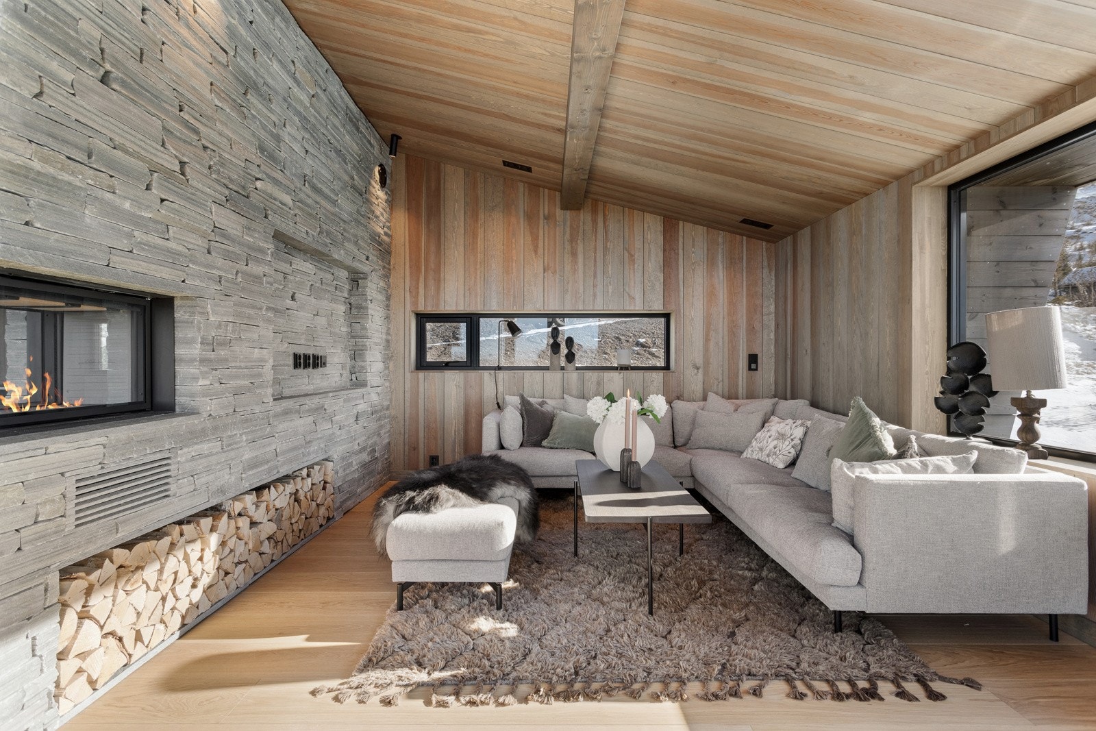 God plass til møblering etter ønske og behov. Lekker peisovn for en lun og økonomisk oppvarming Galleribilde