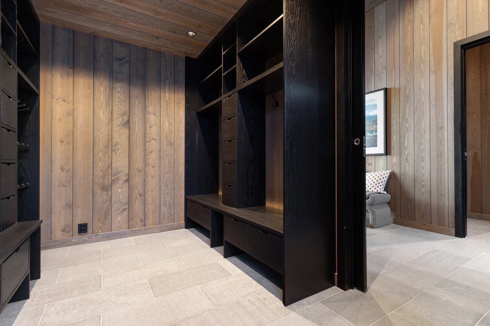 Her har du godt med plass til oppbevaring av både sko- og yttertøy Galleribilde