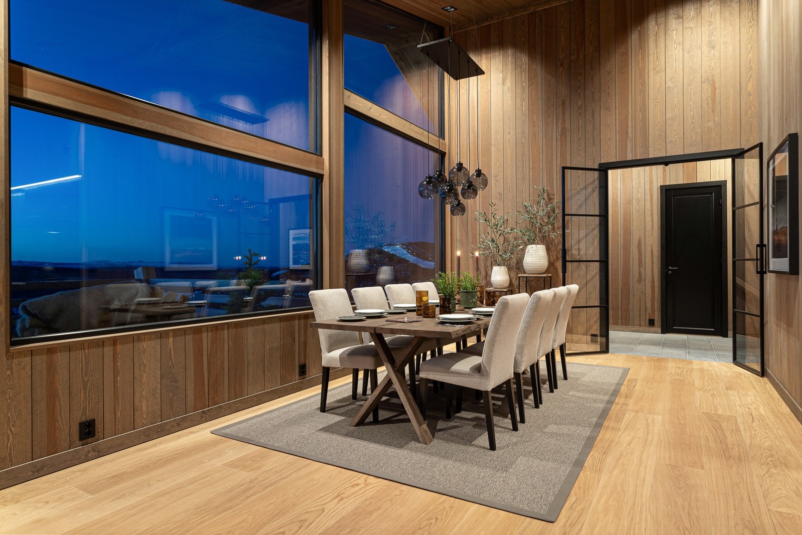 Toppetasjens storstue har en enestående takhøyde og flotte vinduer som åpner for den idylliske utsikten Galleribilde