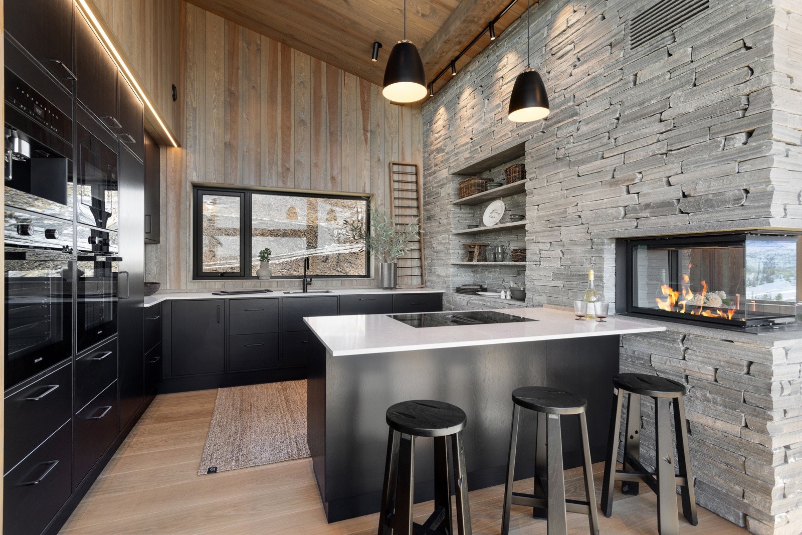 Kjøkkenet byr også på helintegrert kjøl- og fryseskap, samt oppvaskmaskin for enkelhet i hverdagen Galleribilde