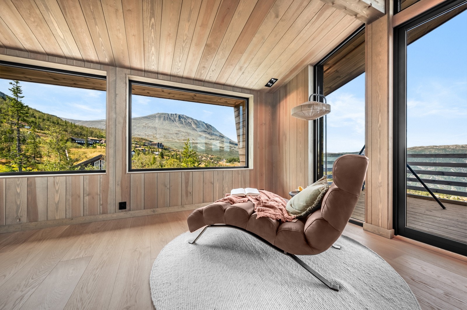 Fra stuen er det fri utsikt mot omgivelsene Galleribilde