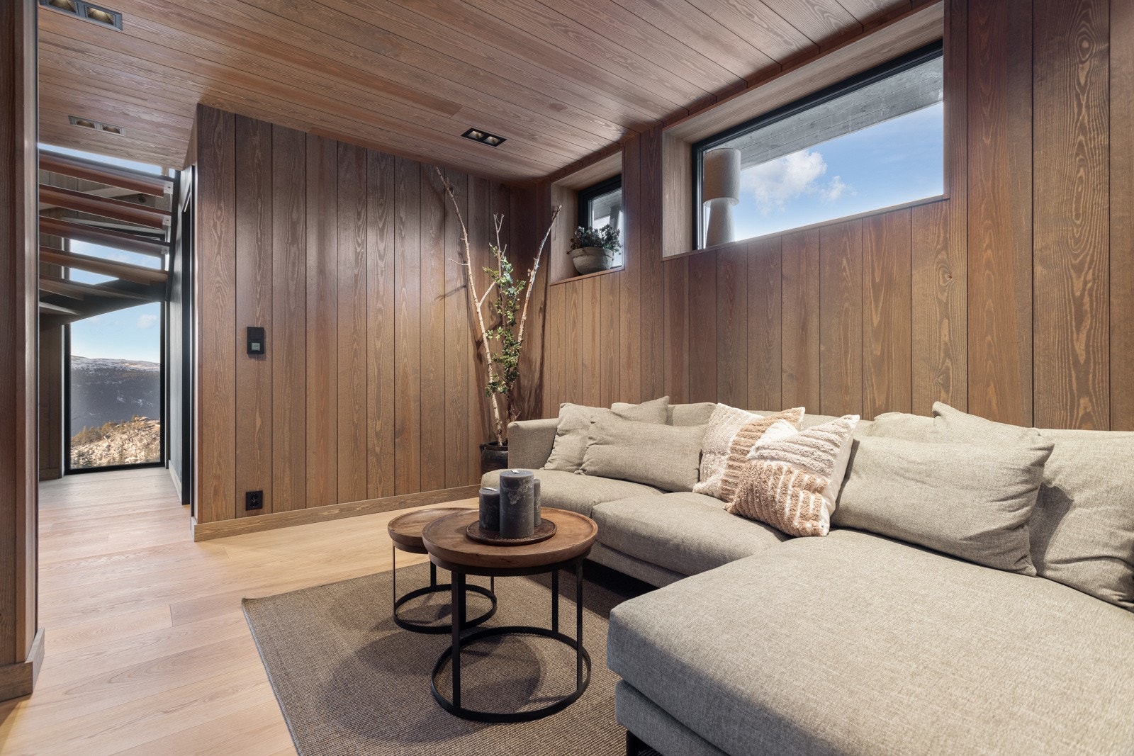 Videre ned i underetasjen finner vi oppholdsrom nummer 2 Galleribilde