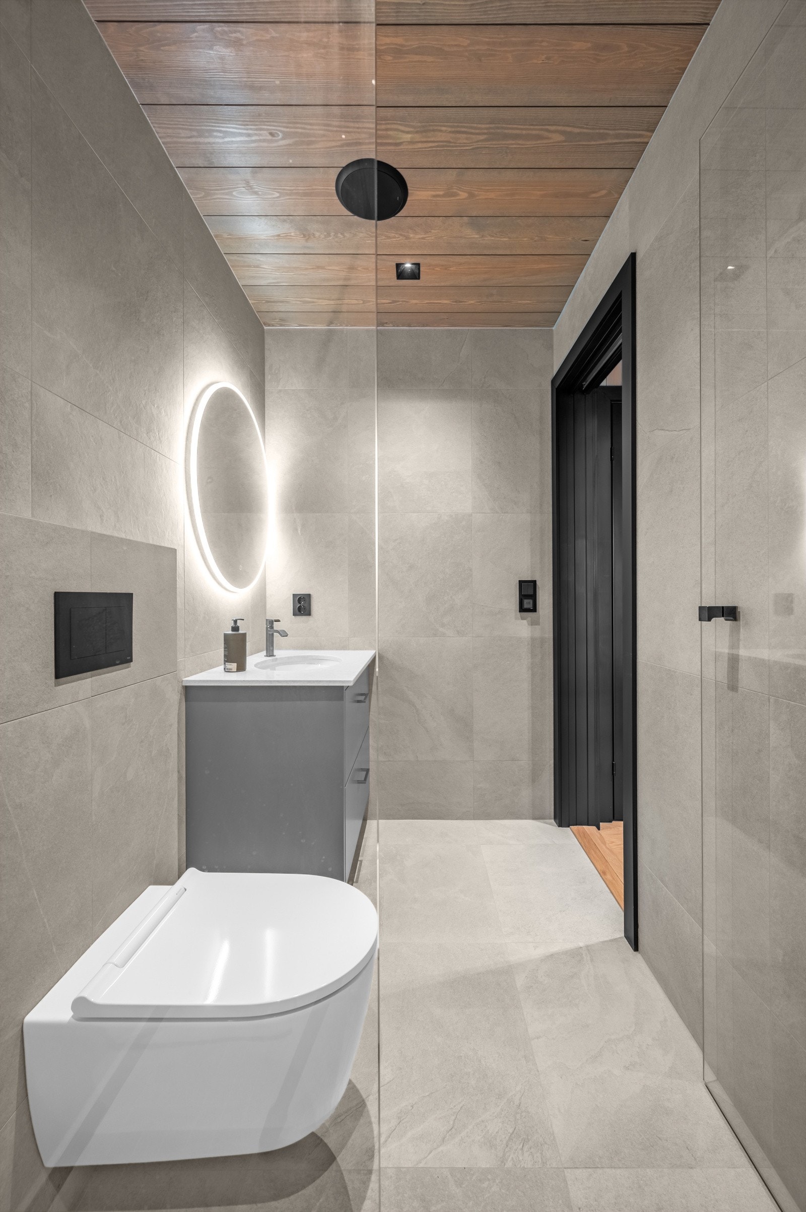 Moderne dusjbad i underetasjen, ideelt for familie og gjester Galleribilde