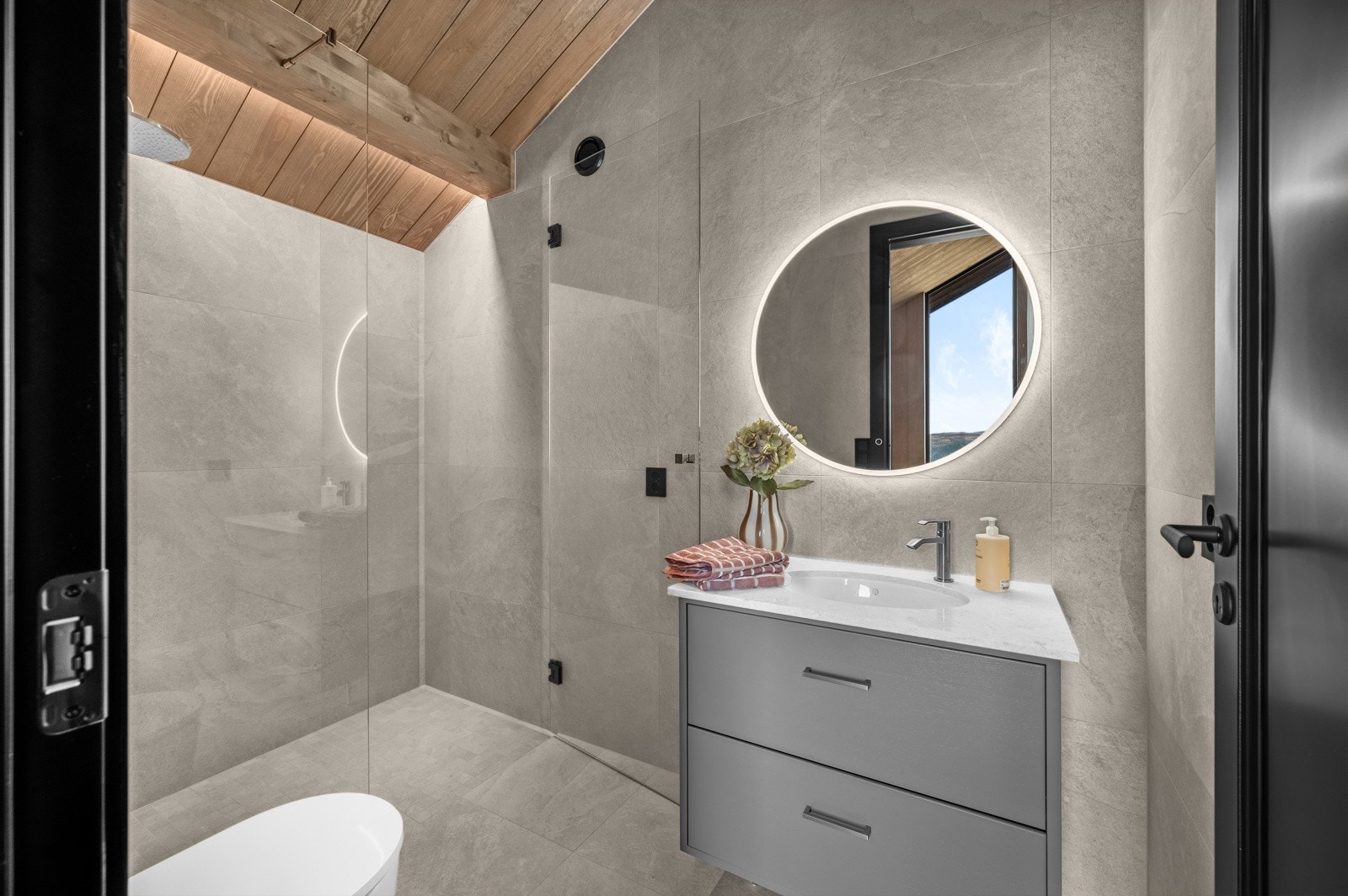 Moderne baderom i lekker utførelse og lyst design. Walk-in dusj for en følelse av hverdagsluksus Galleribilde