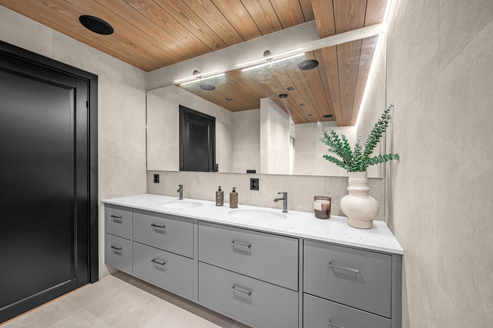 Moderne og tidsriktig baderomsinnredning med rikelig mengde skap- og benkeplass Galleribilde