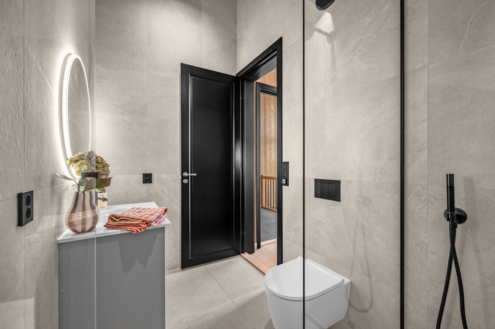 Badet har flisbelagte vegger og gulv for en helhetlig og lettstelt overflate Galleribilde