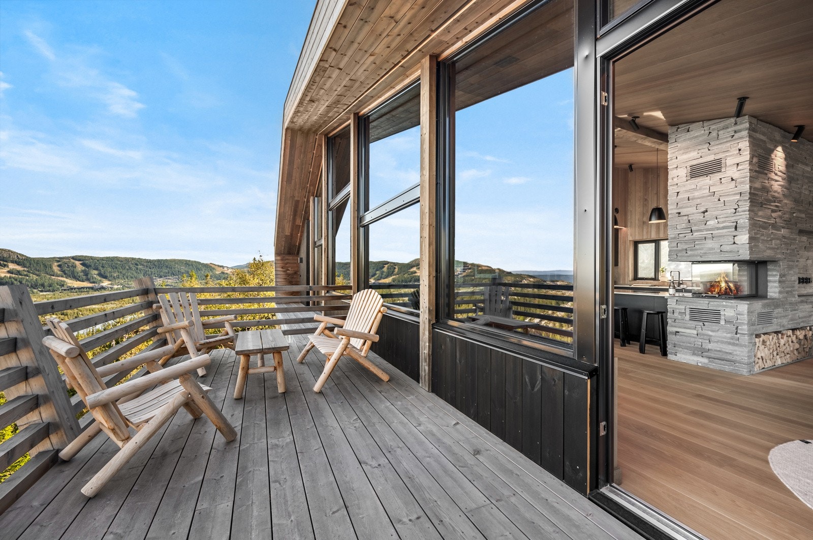 Stuen har direkte utgang til en solrik og romslig balkong med sinde 15m² Galleribilde