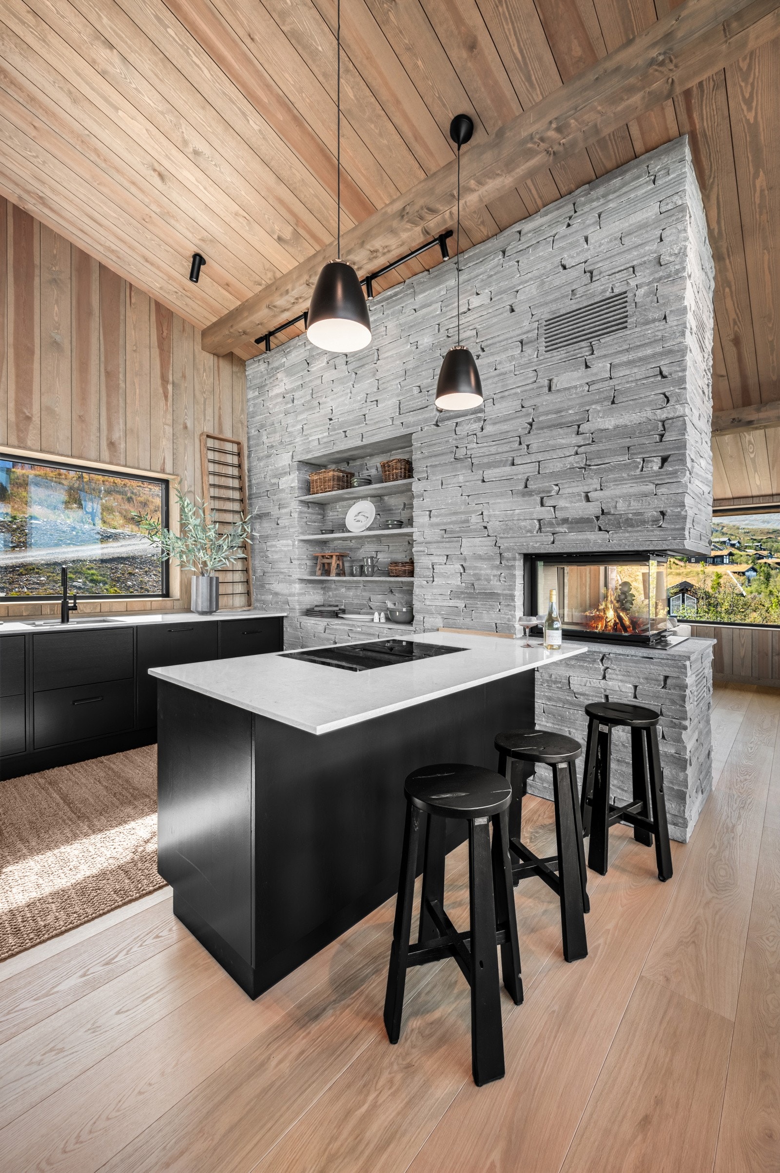 Praktisk kjøkken med halvøy og god benkeplass Galleribilde