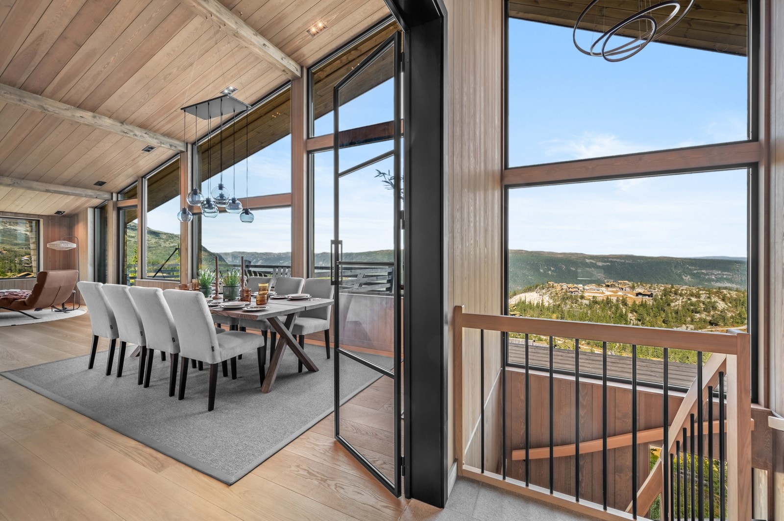 Praktisk plassert trapp mellom stue og hovedsoverom gir adkomst til hyttas rolige underetasje Galleribilde